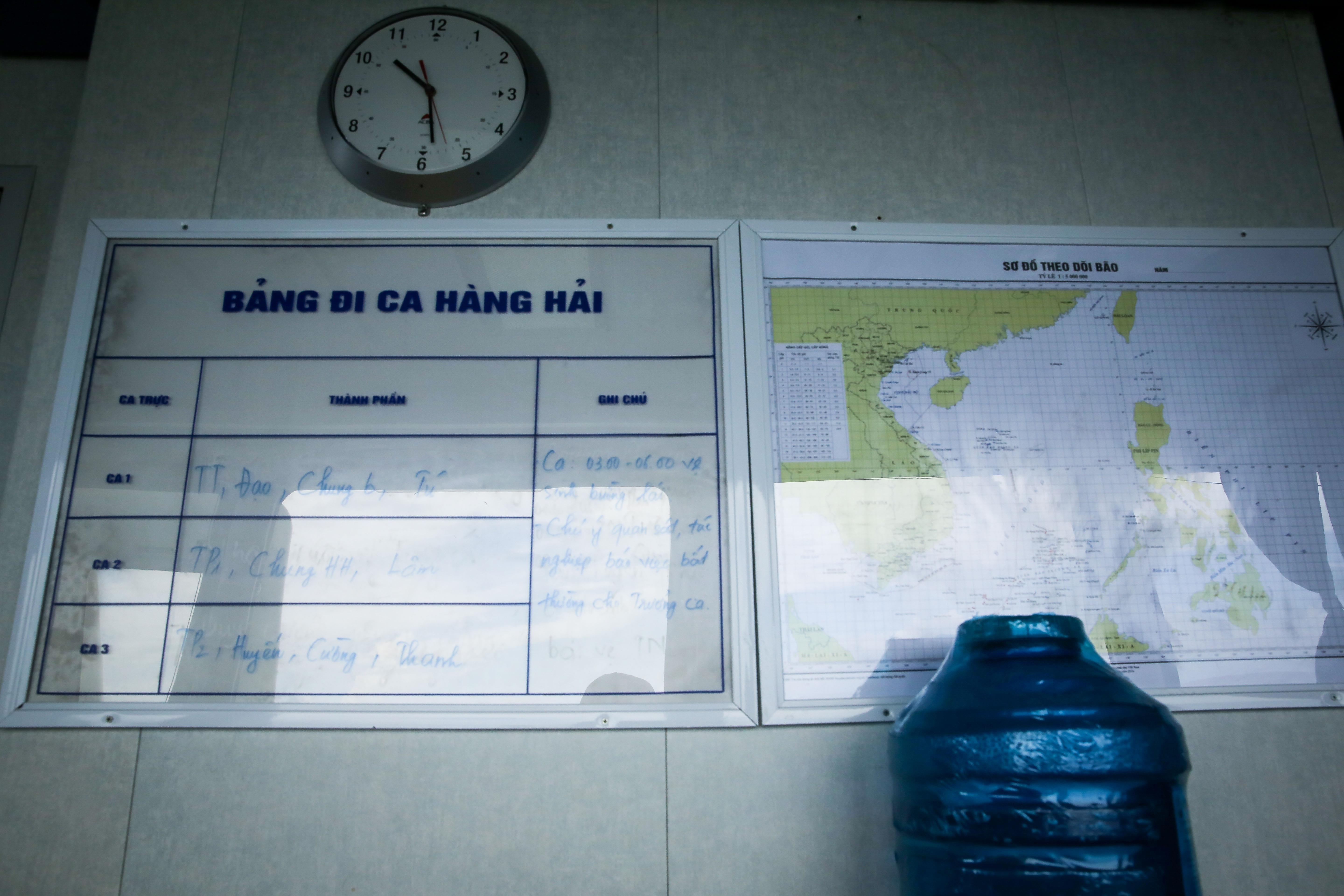 Nhung thuy thu tren tau kiem ngu dua kieu bao vuot song bien den Truong Sa anh 26