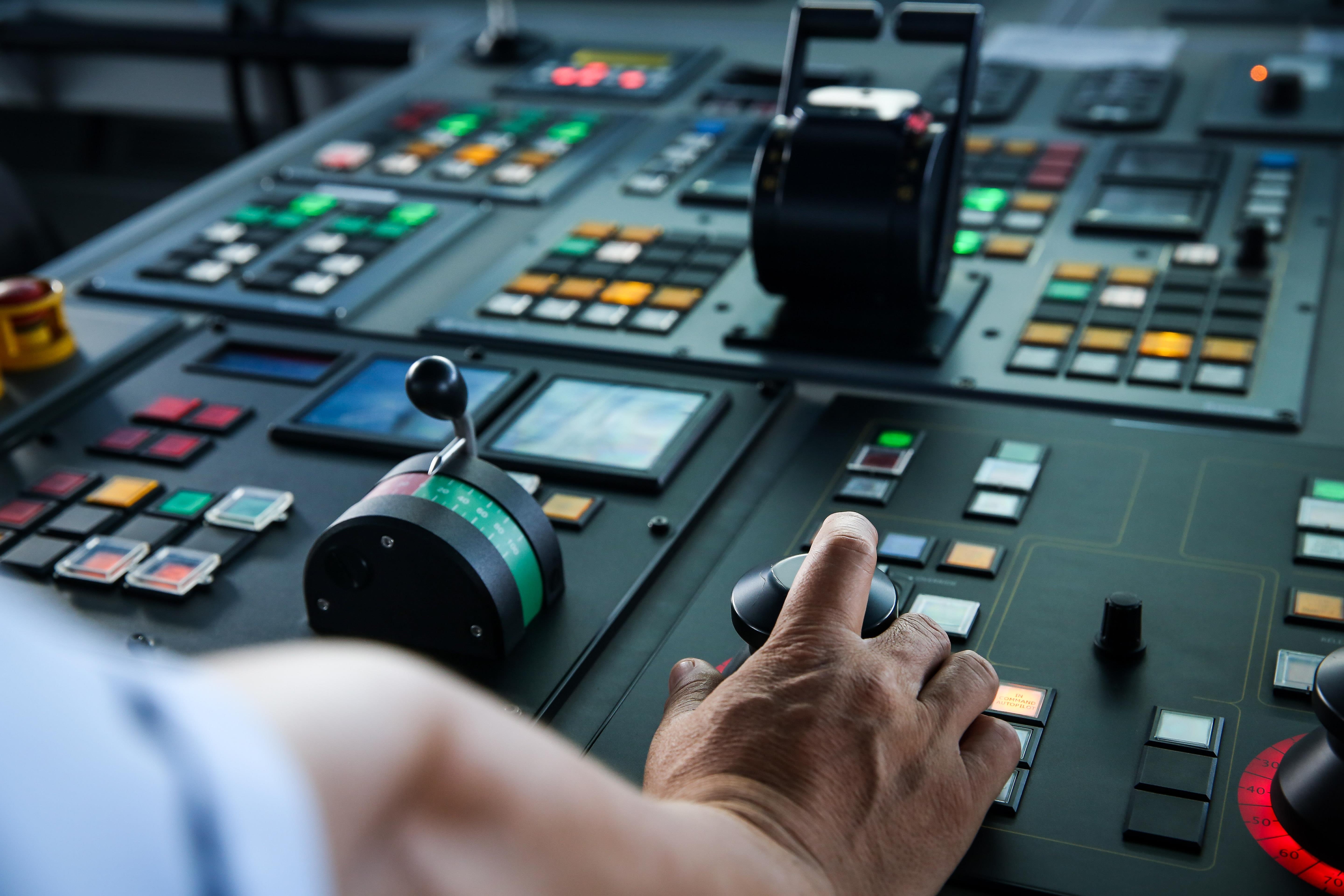 Nhung thuy thu tren tau kiem ngu dua kieu bao vuot song bien den Truong Sa anh 25