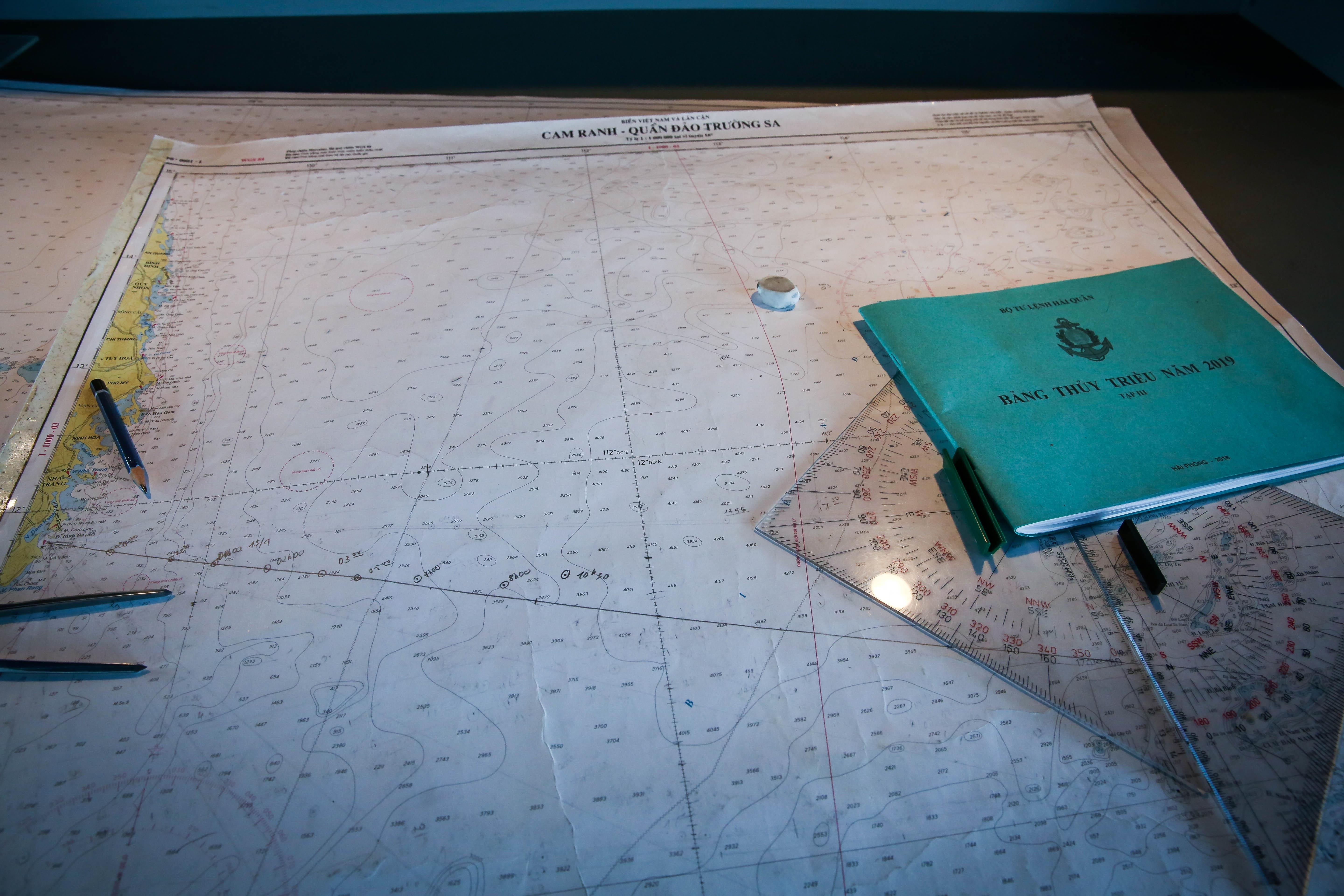 Nhung thuy thu tren tau kiem ngu dua kieu bao vuot song bien den Truong Sa anh 29