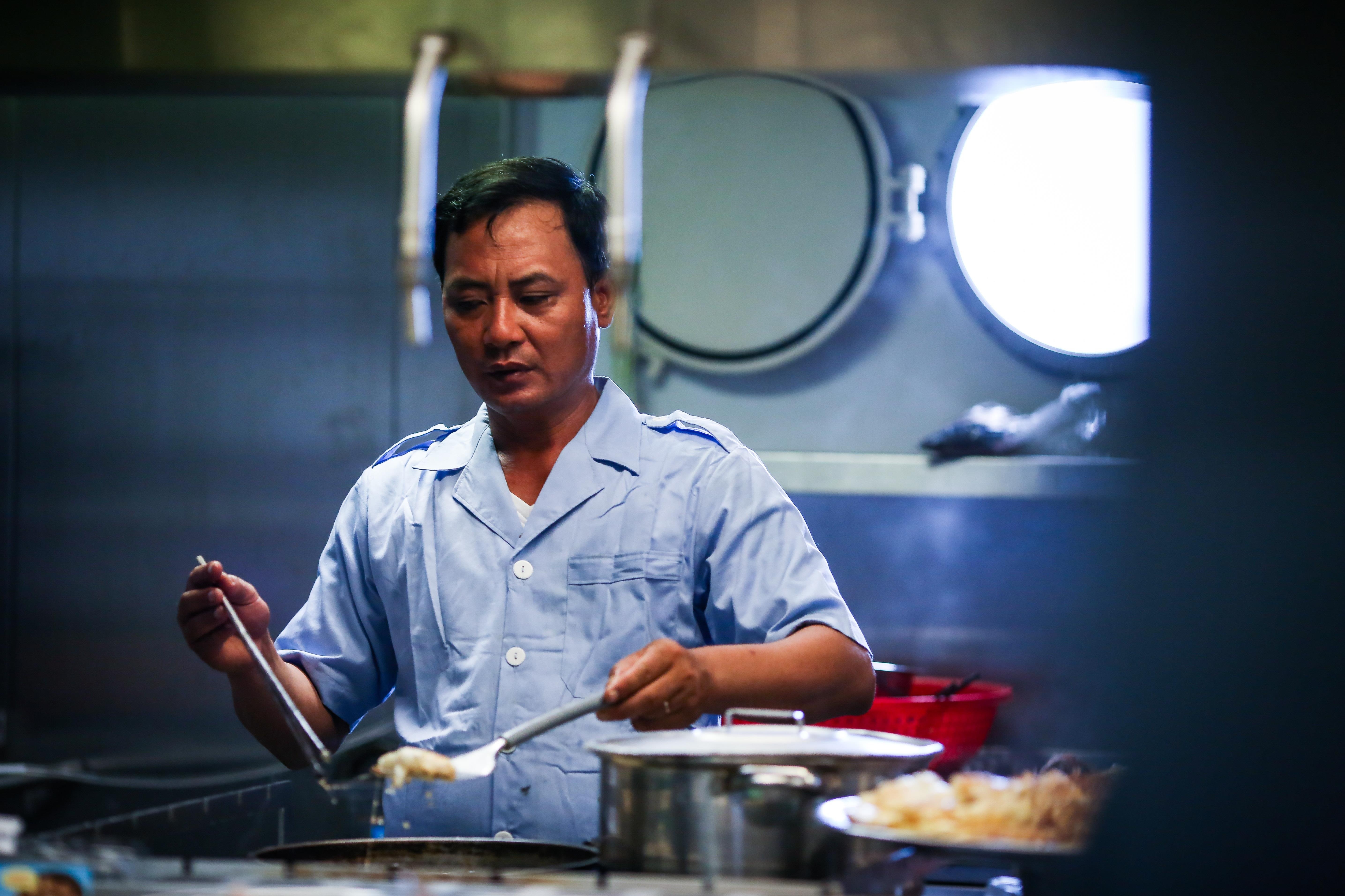 Nhung thuy thu tren tau kiem ngu dua kieu bao vuot song bien den Truong Sa anh 7