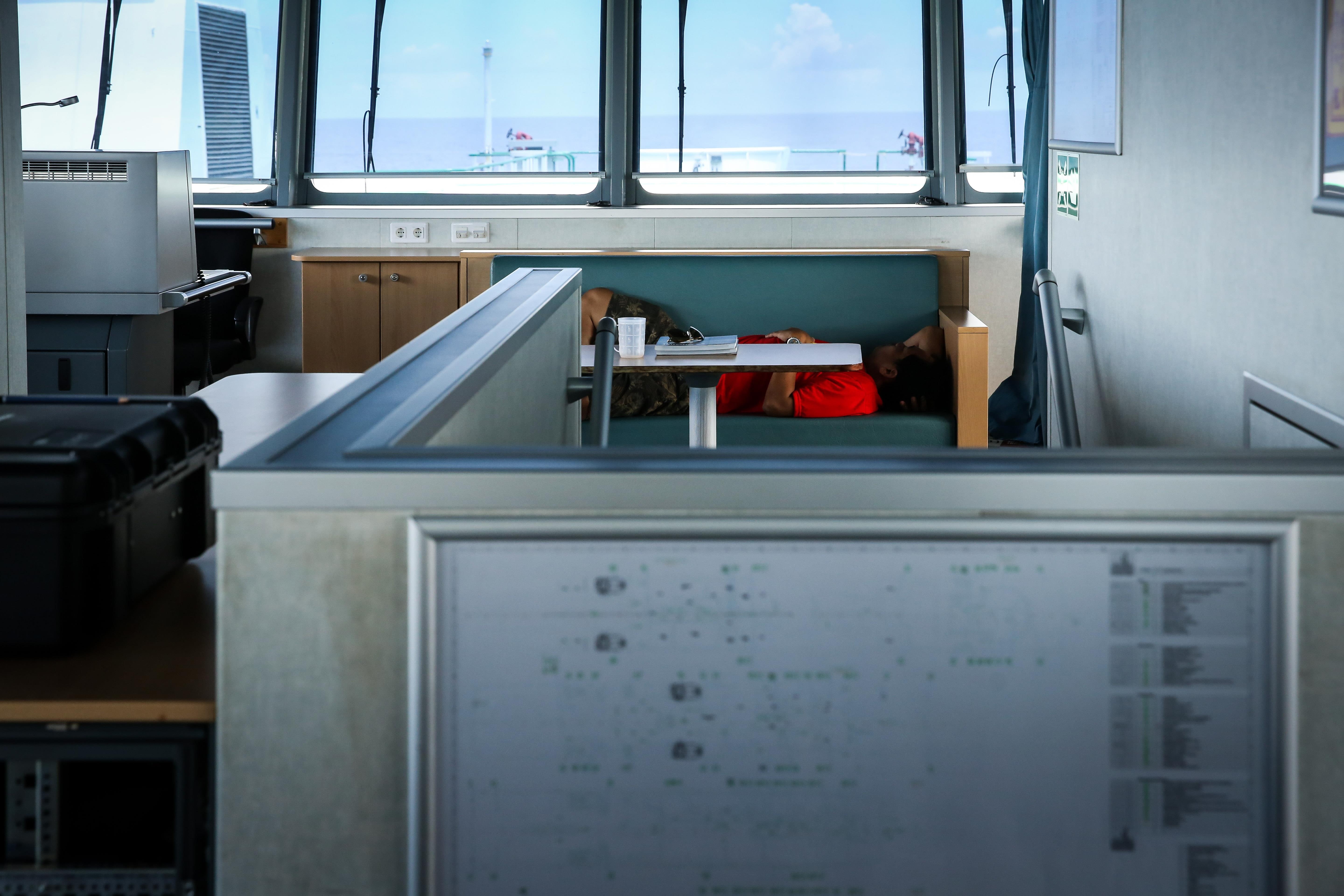 Nhung thuy thu tren tau kiem ngu dua kieu bao vuot song bien den Truong Sa anh 39