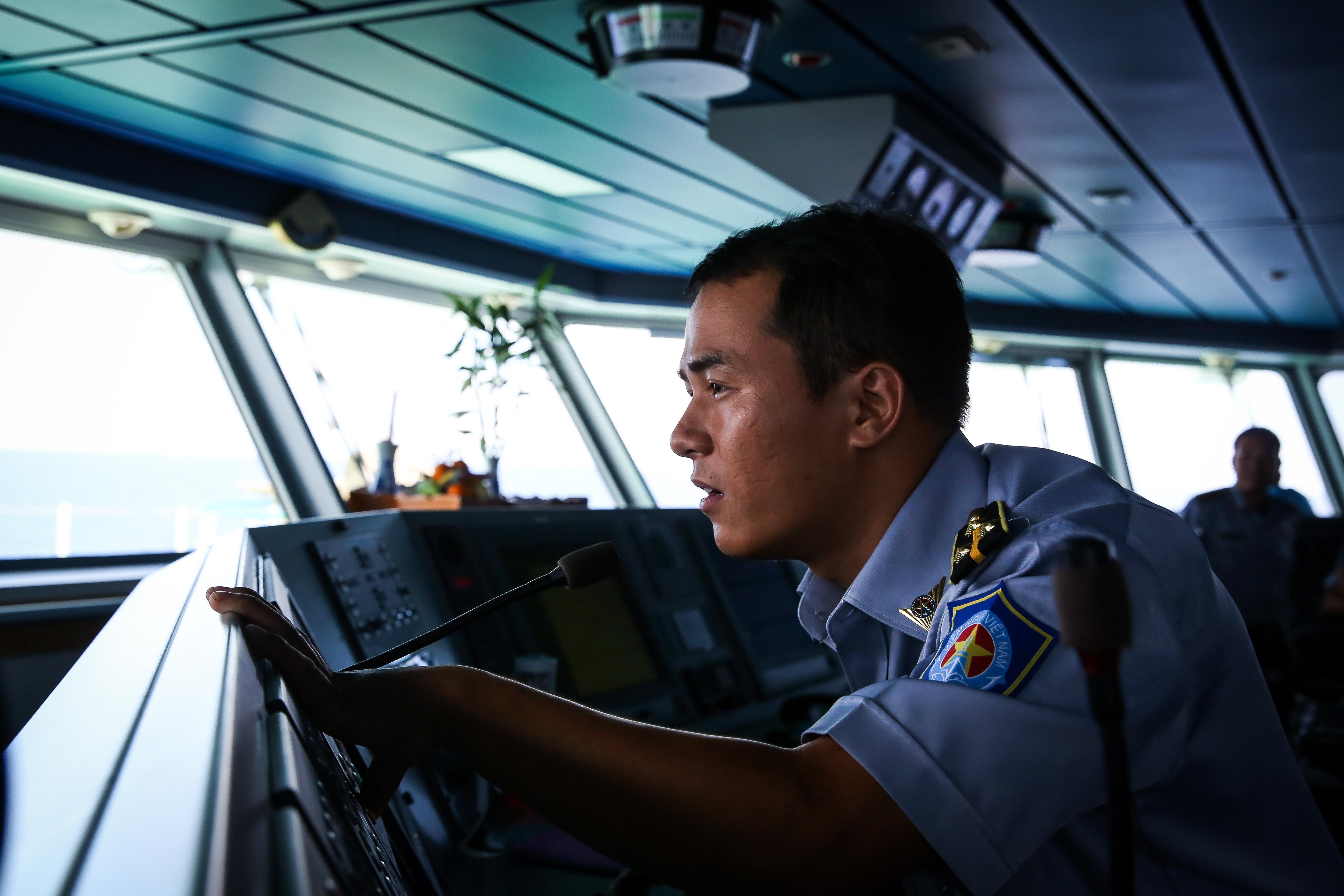 Nhung thuy thu tren tau kiem ngu dua kieu bao vuot song bien den Truong Sa anh 38