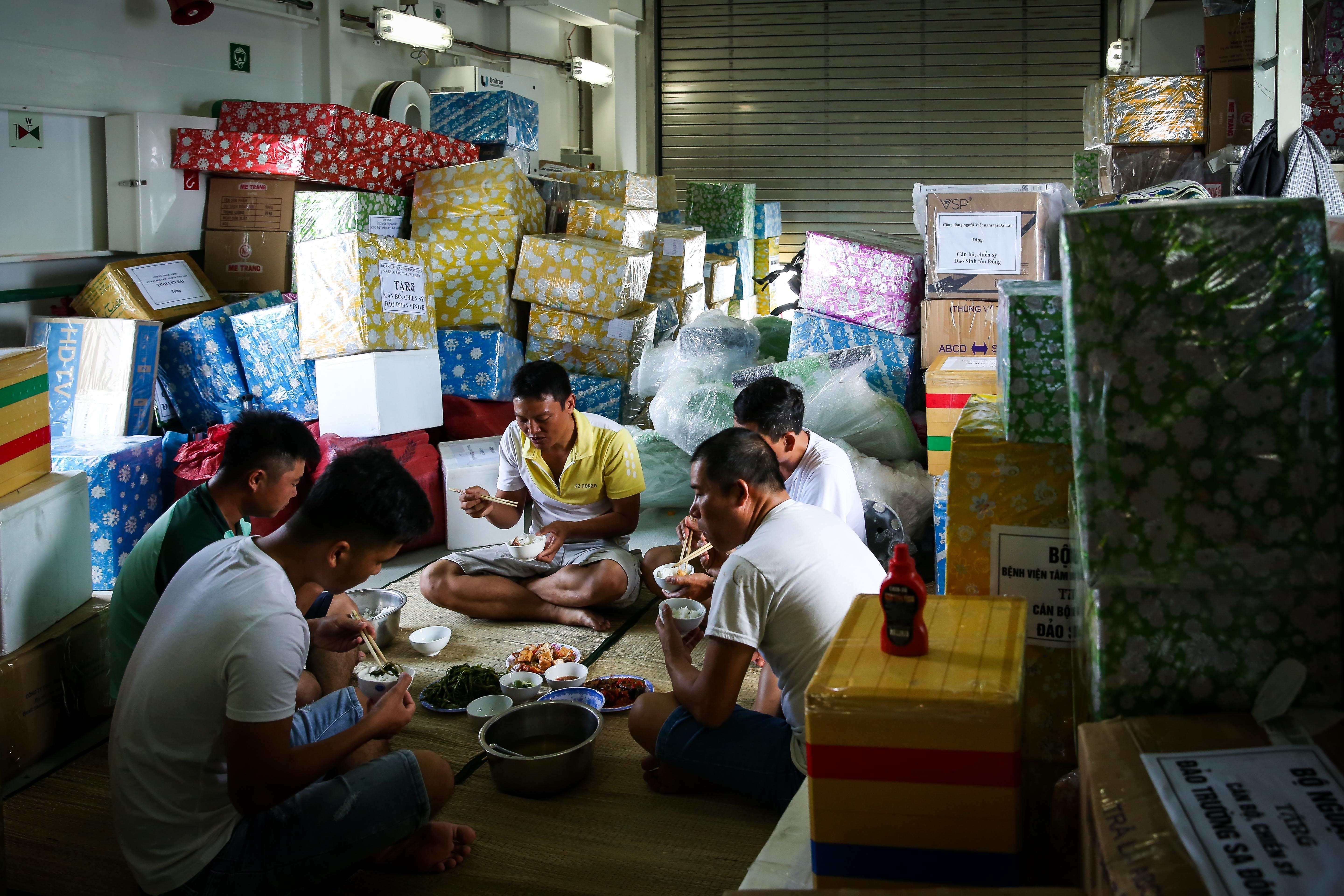 Nhung thuy thu tren tau kiem ngu dua kieu bao vuot song bien den Truong Sa anh 40