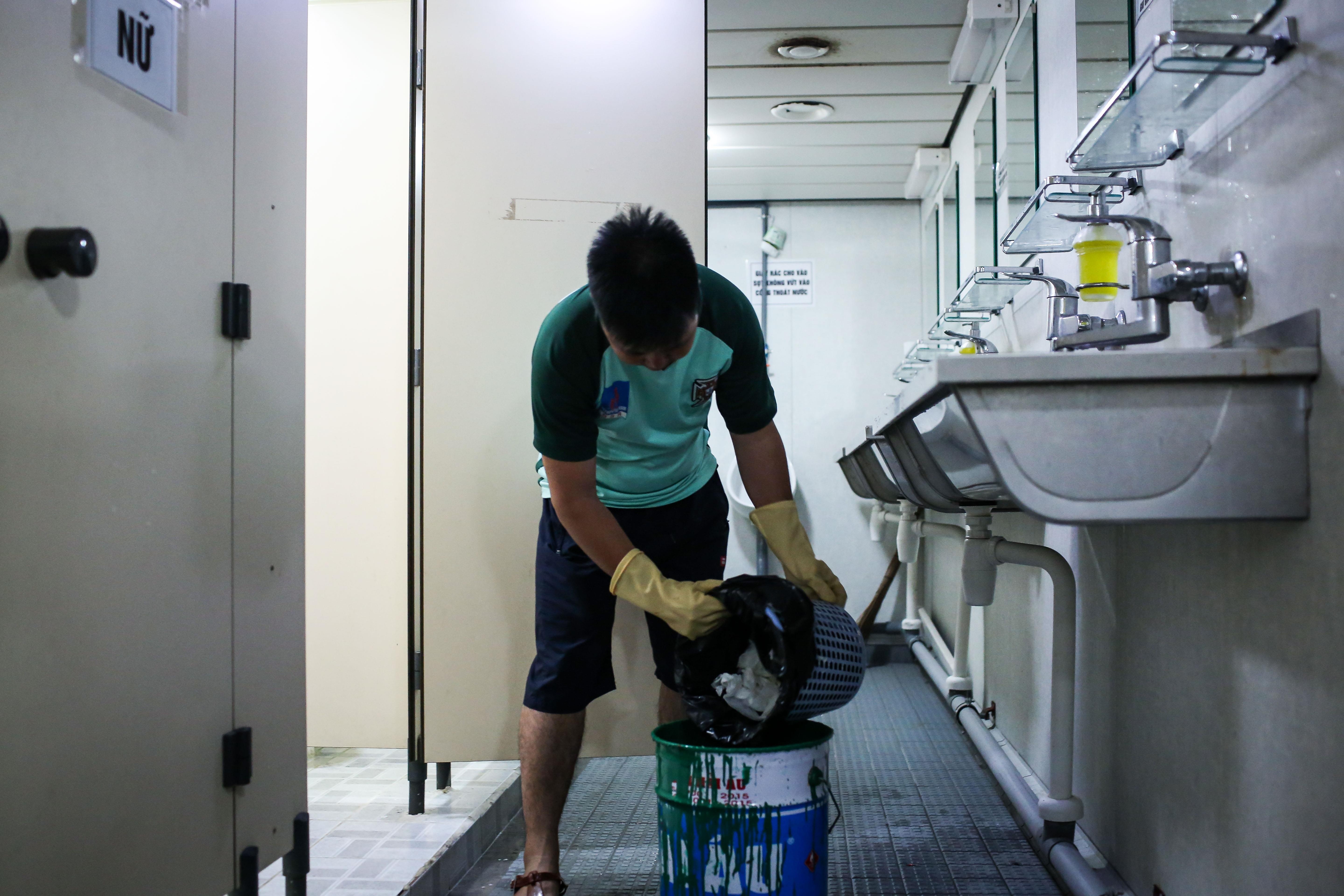 Nhung thuy thu tren tau kiem ngu dua kieu bao vuot song bien den Truong Sa anh 42