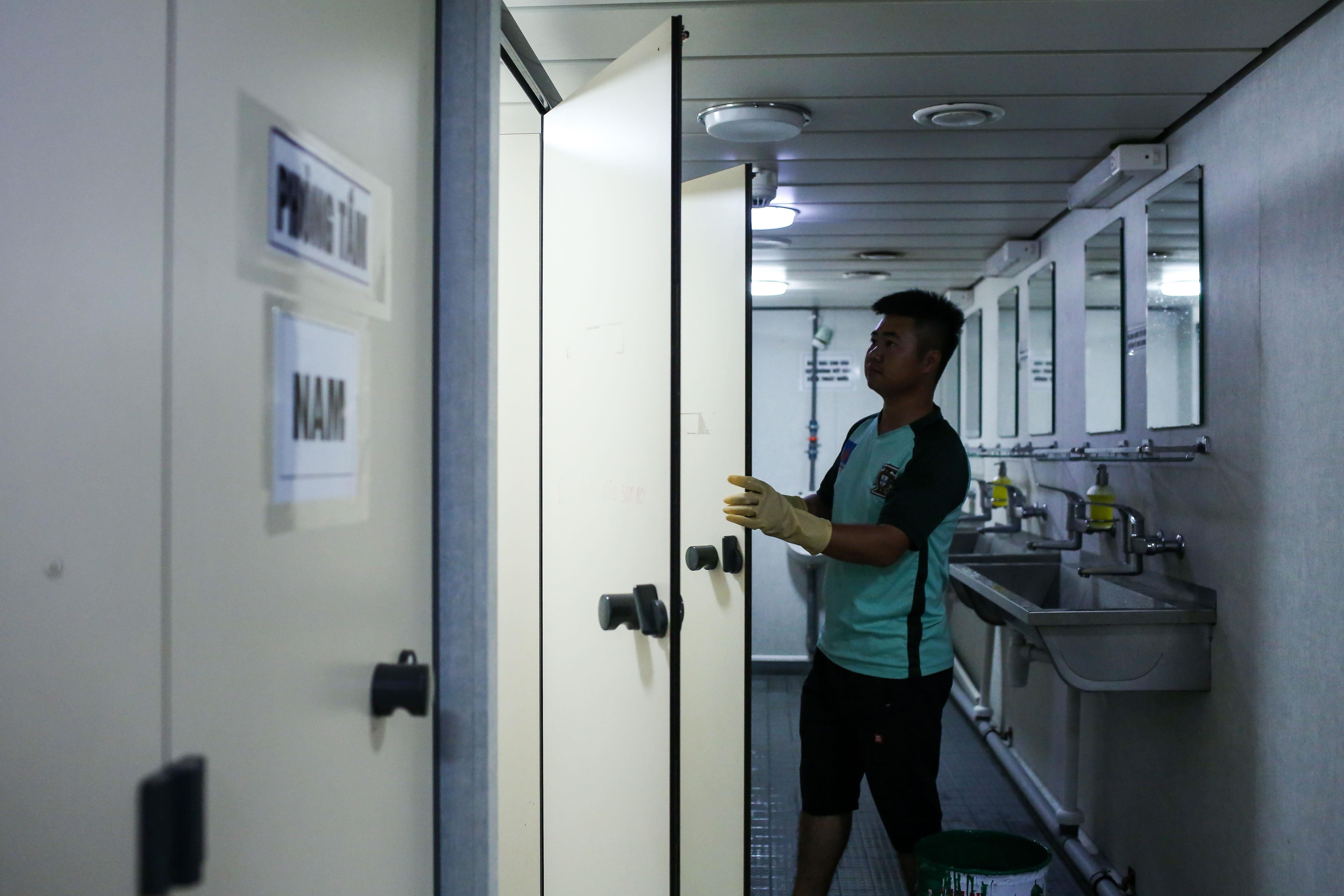 Nhung thuy thu tren tau kiem ngu dua kieu bao vuot song bien den Truong Sa anh 41