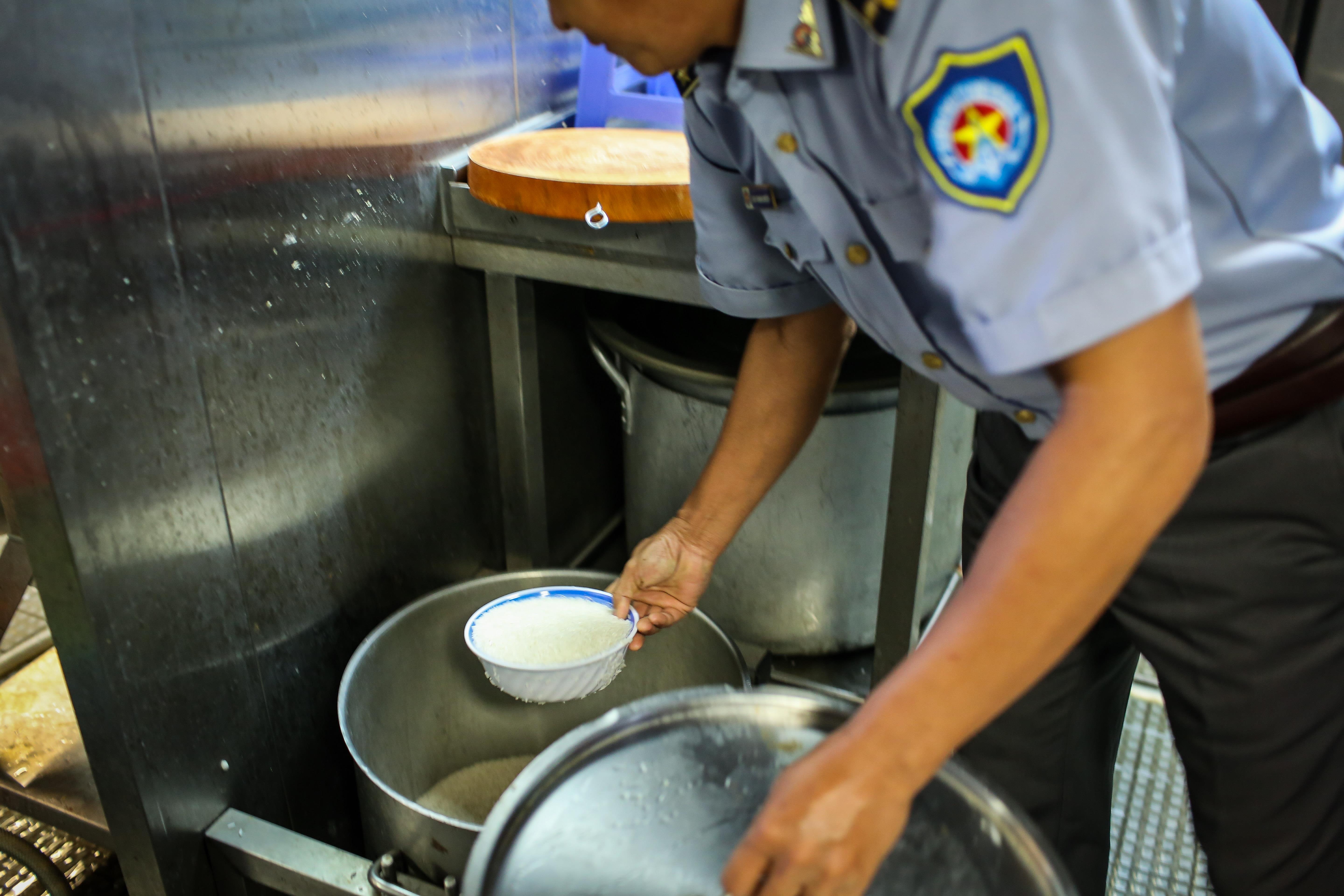 Nhung thuy thu tren tau kiem ngu dua kieu bao vuot song bien den Truong Sa anh 6