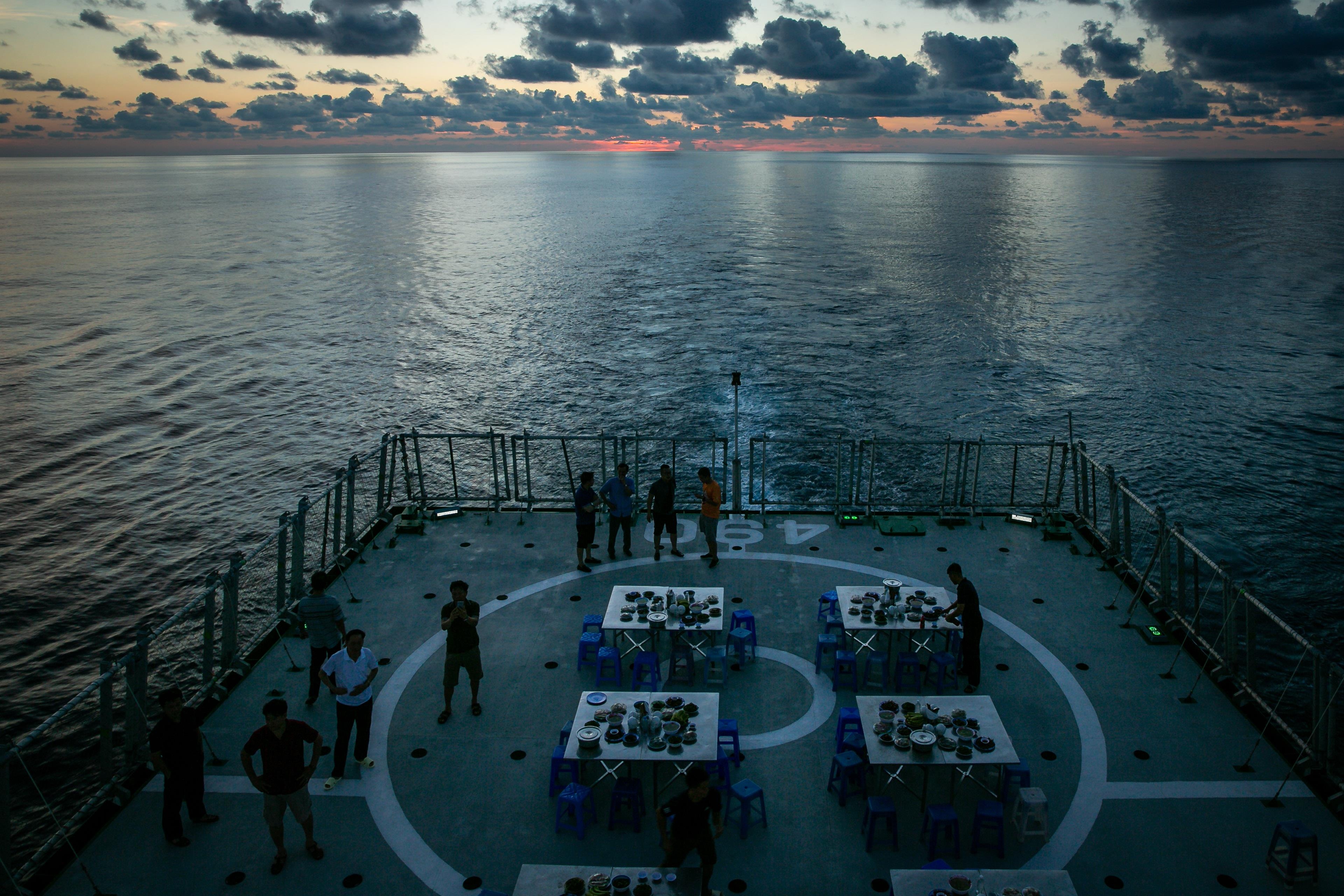 Nhung thuy thu tren tau kiem ngu dua kieu bao vuot song bien den Truong Sa anh 21