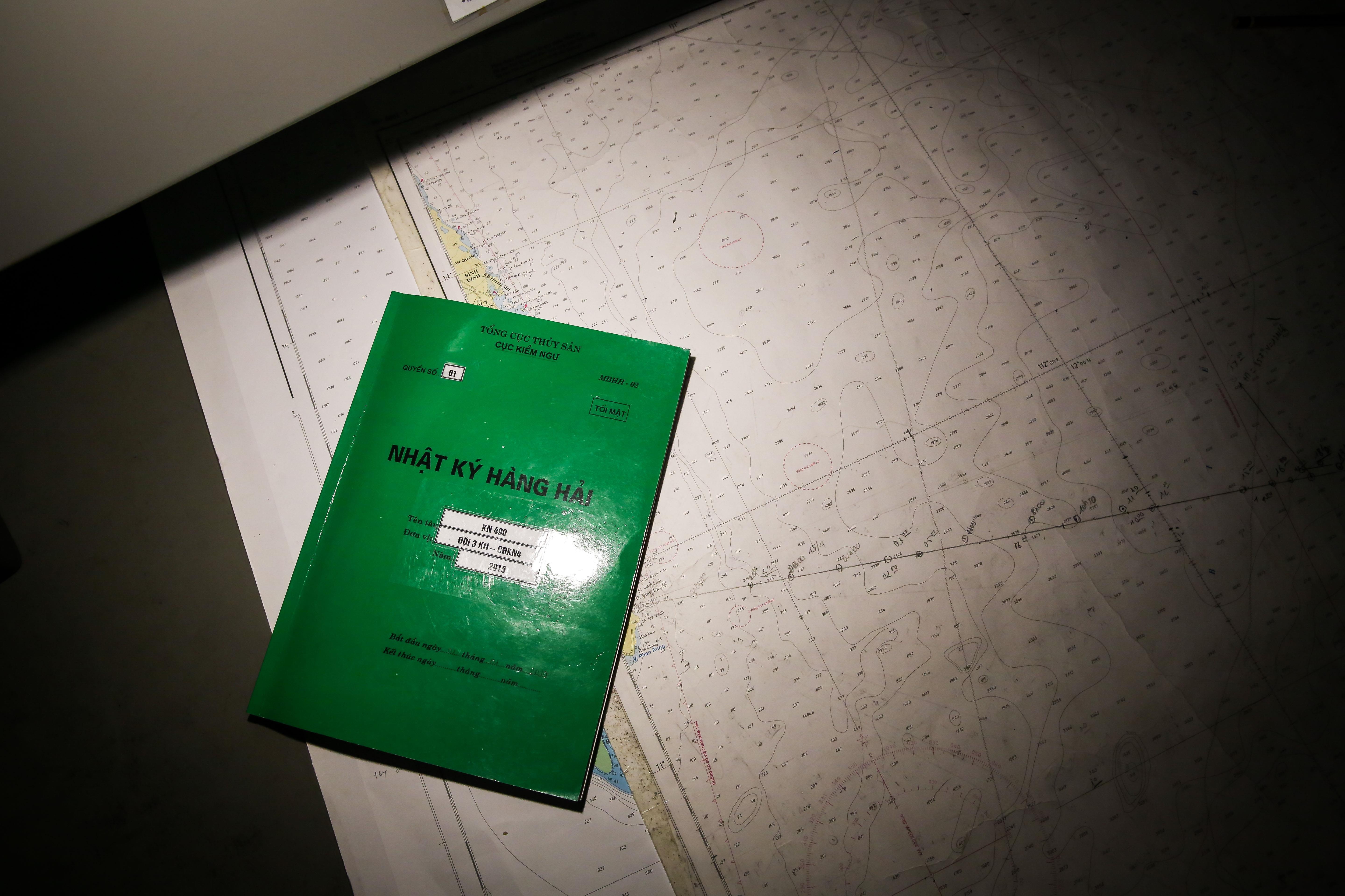 Nhung thuy thu tren tau kiem ngu dua kieu bao vuot song bien den Truong Sa anh 30