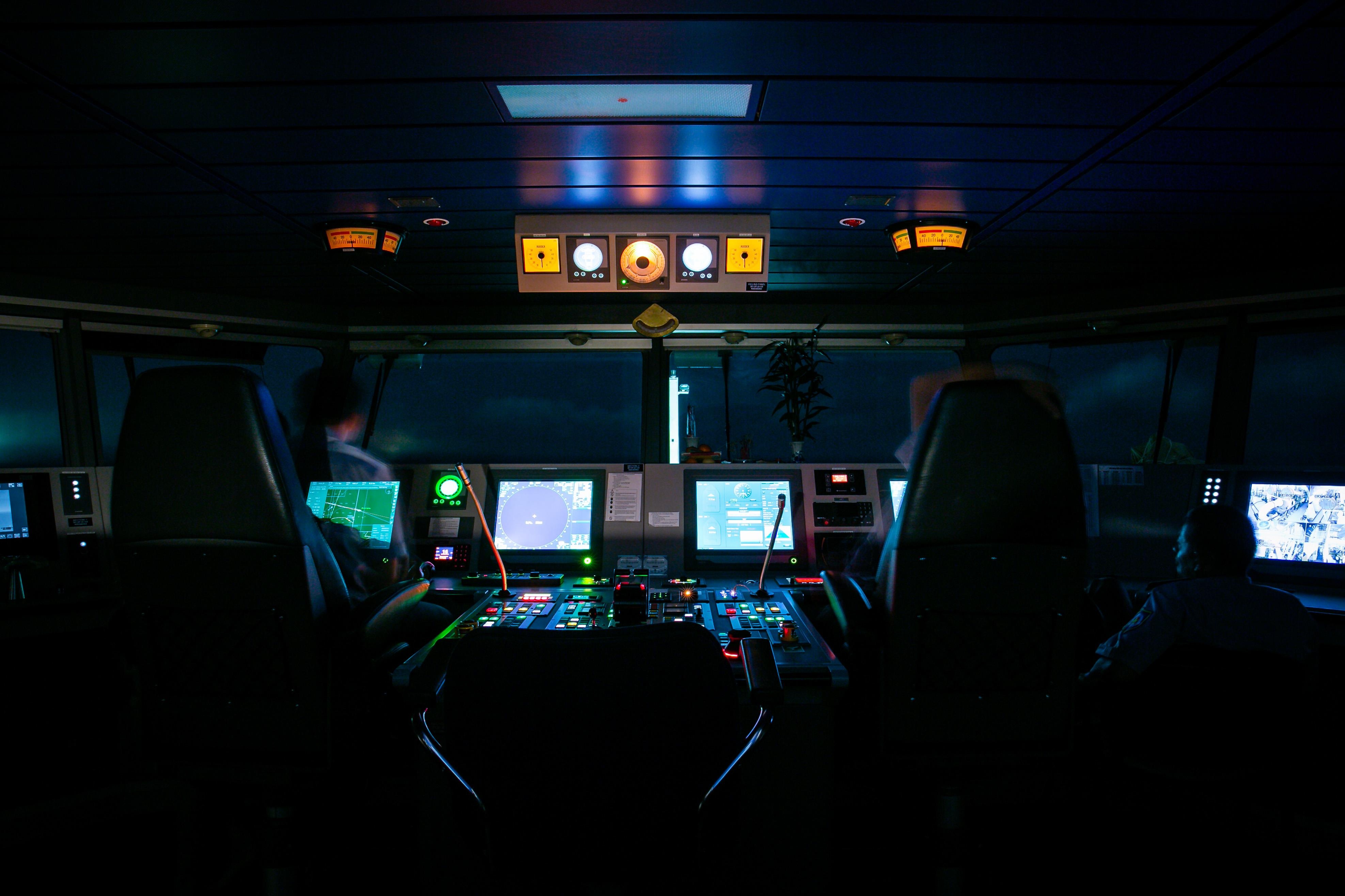 Nhung thuy thu tren tau kiem ngu dua kieu bao vuot song bien den Truong Sa anh 22