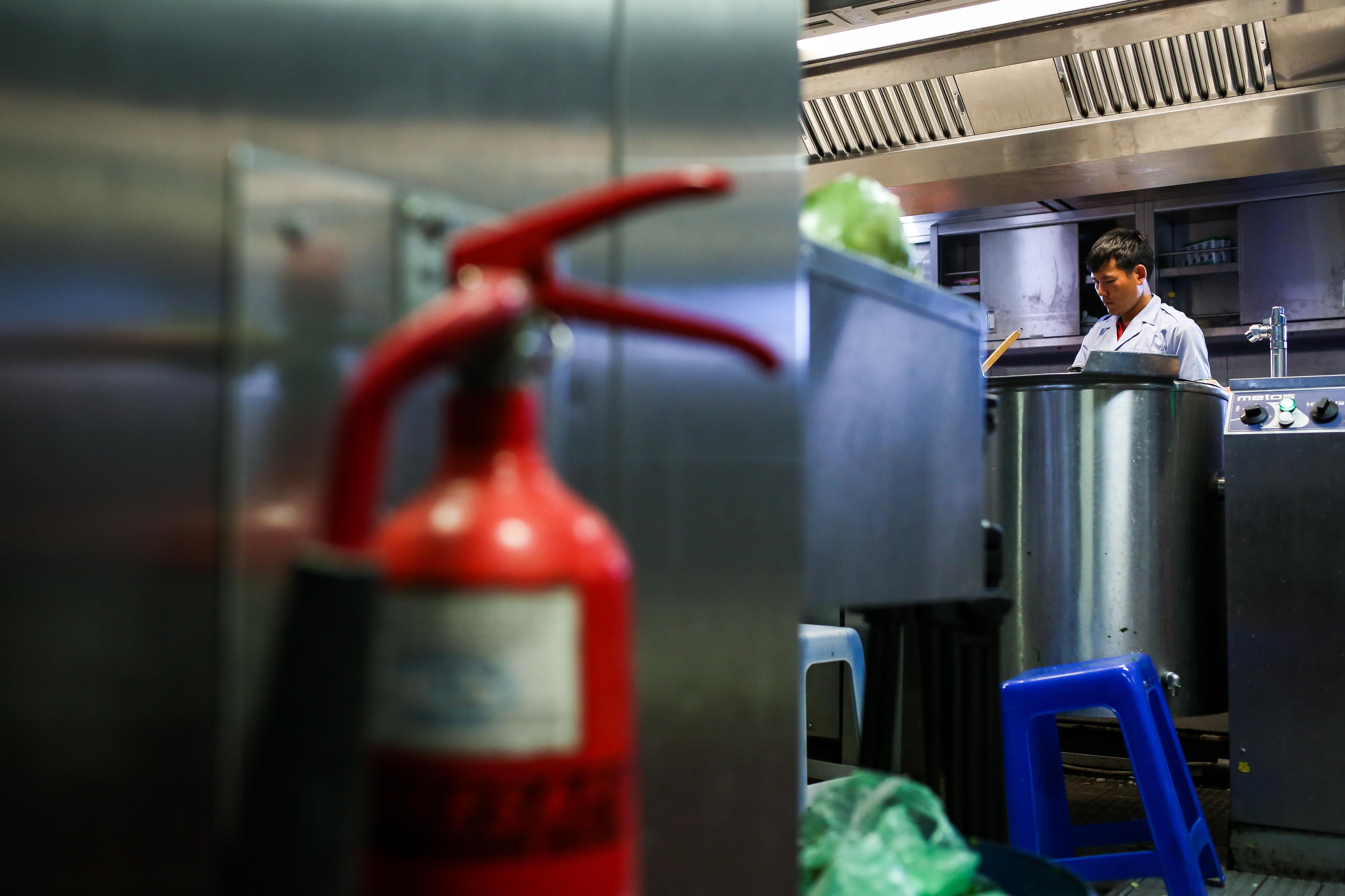 Nhung thuy thu tren tau kiem ngu dua kieu bao vuot song bien den Truong Sa anh 5