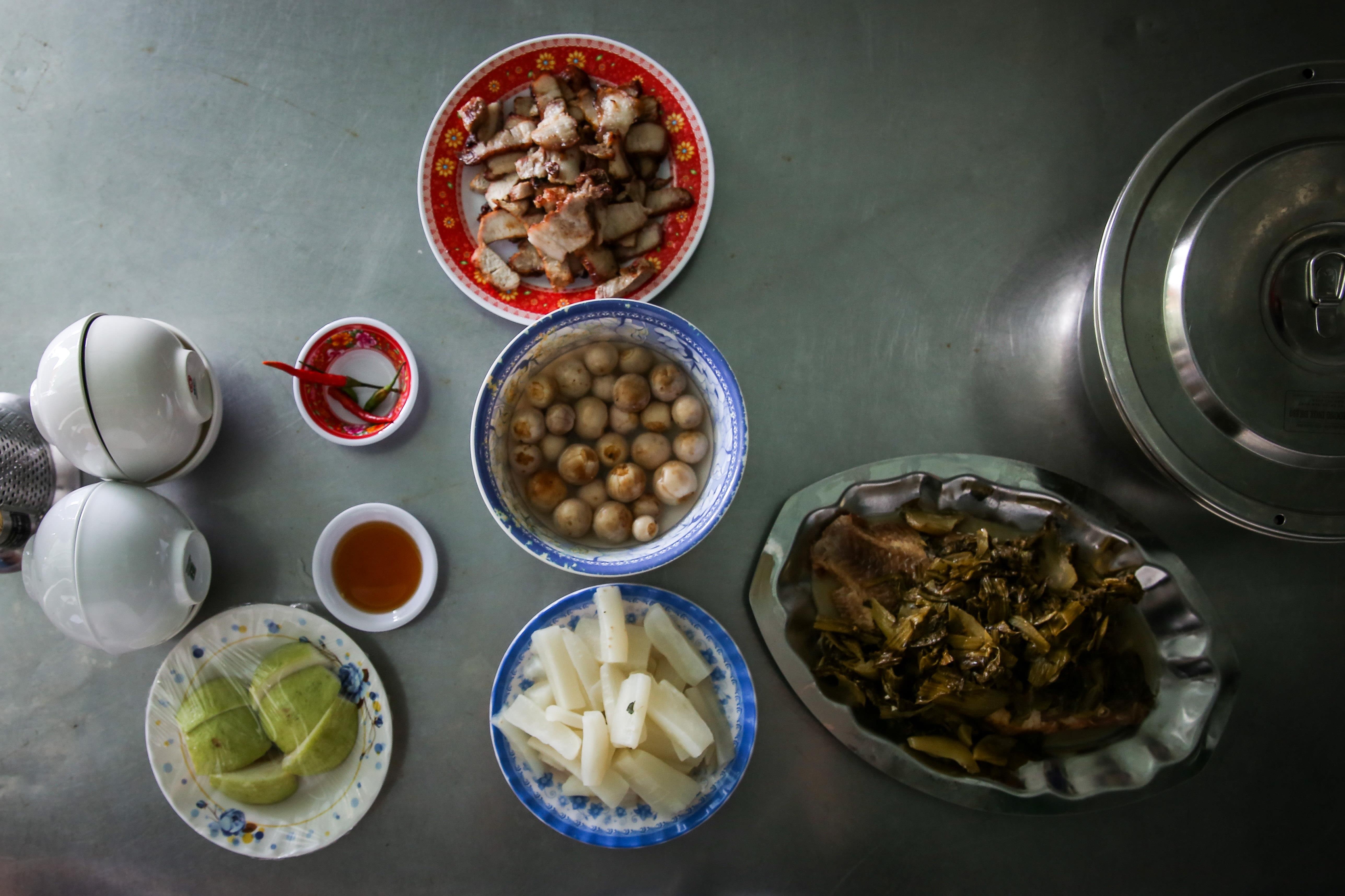 Nhung thuy thu tren tau kiem ngu dua kieu bao vuot song bien den Truong Sa anh 17