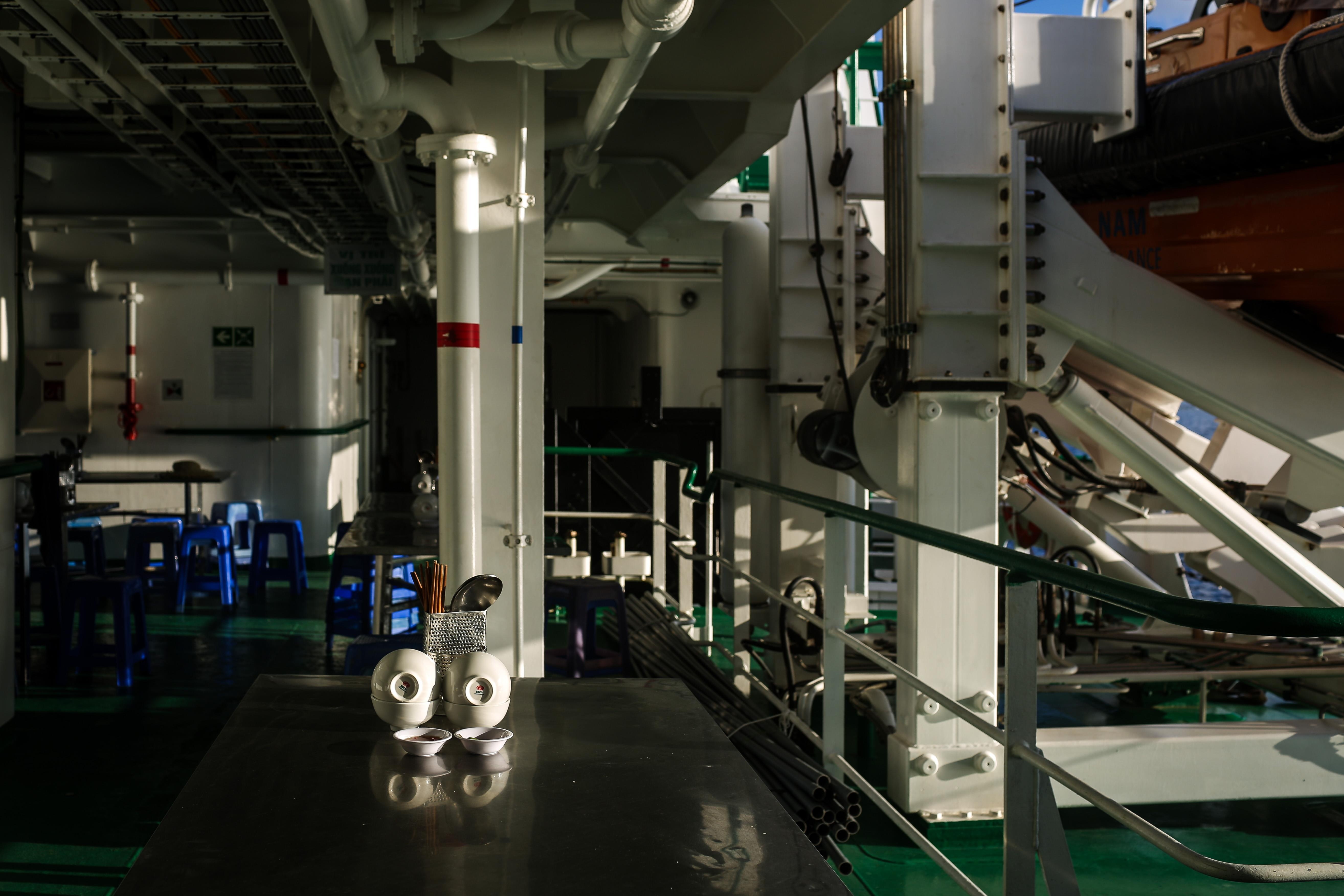 Nhung thuy thu tren tau kiem ngu dua kieu bao vuot song bien den Truong Sa anh 20