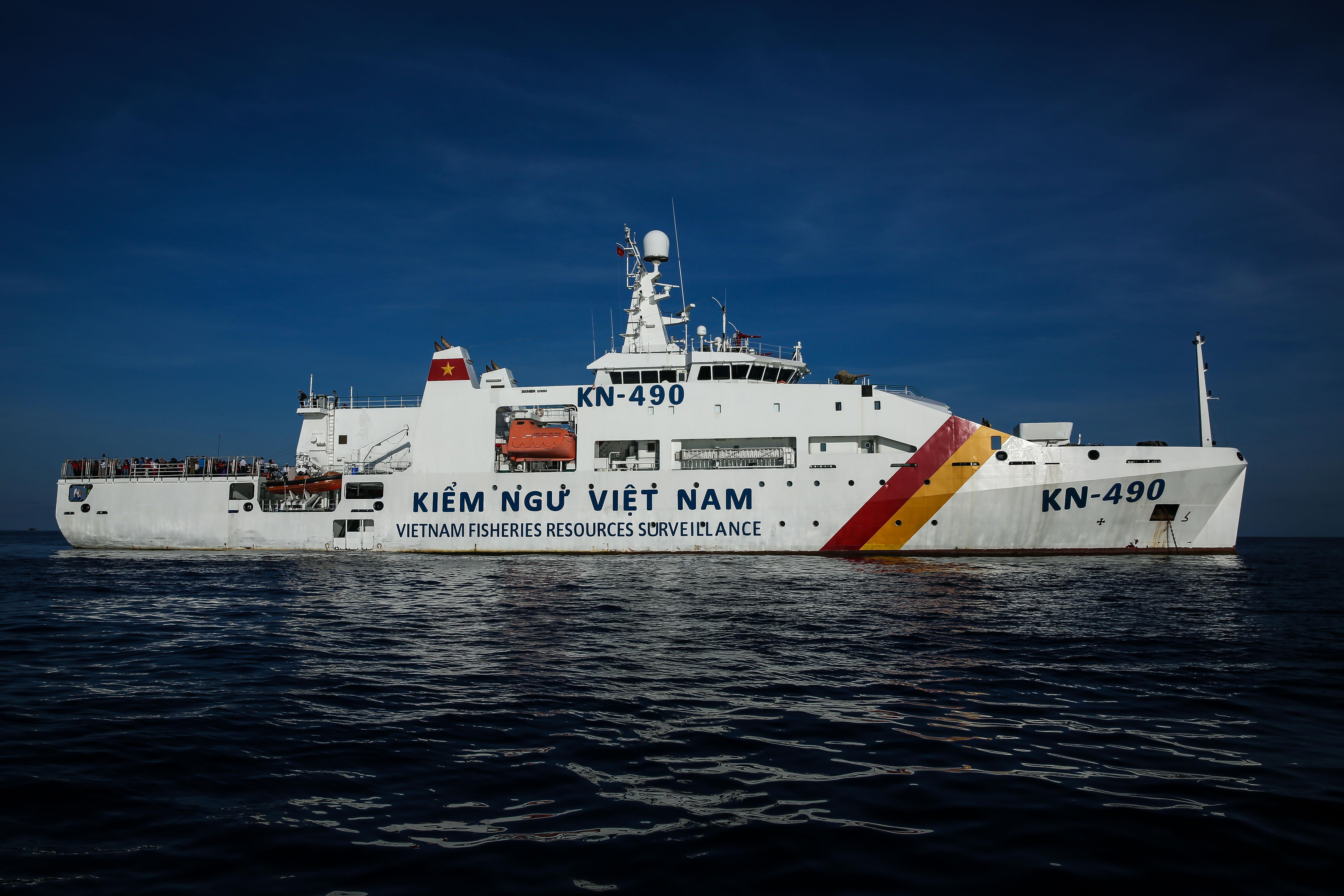 Nhung thuy thu tren tau kiem ngu dua kieu bao vuot song bien den Truong Sa anh 1