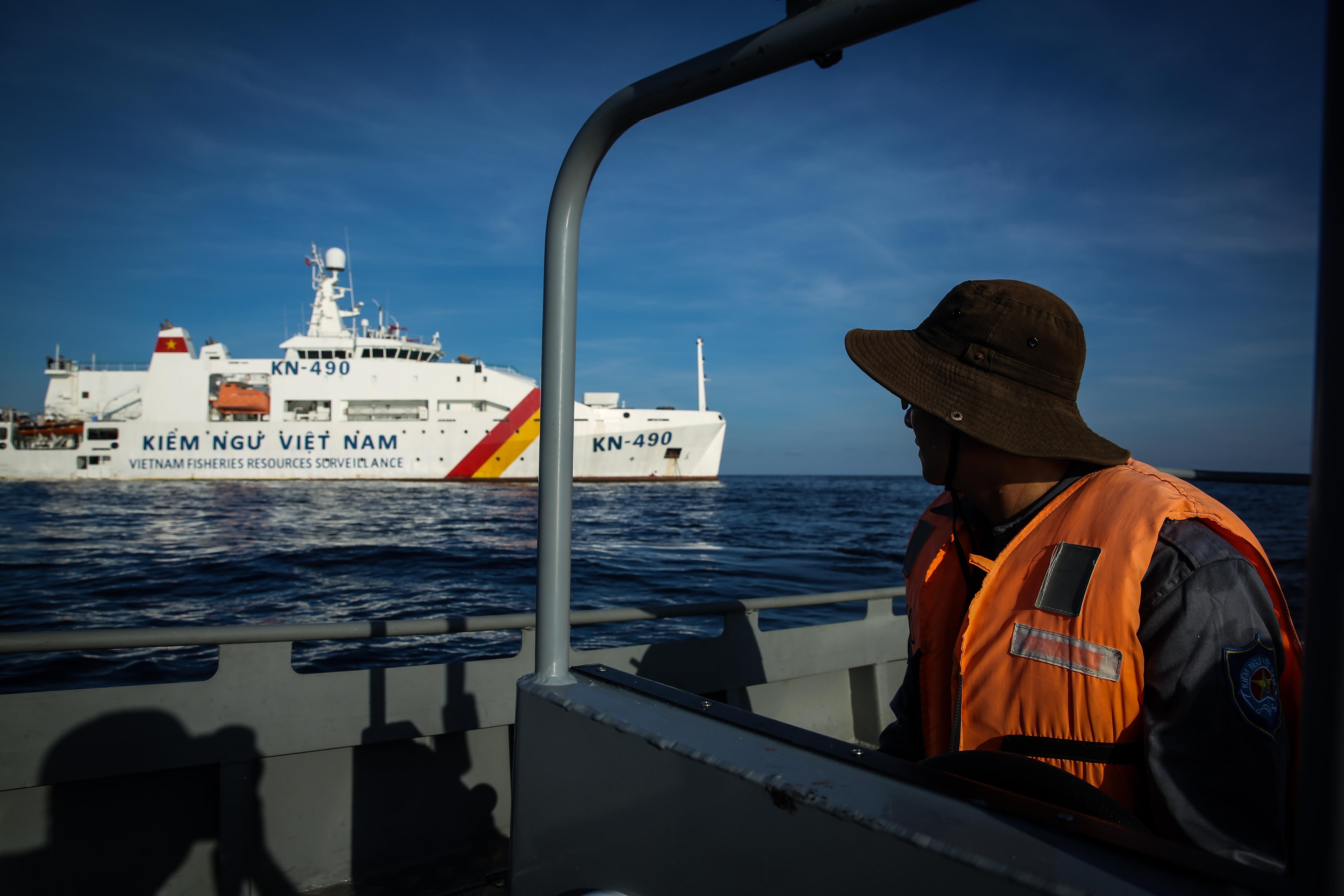 Nhung thuy thu tren tau kiem ngu dua kieu bao vuot song bien den Truong Sa anh 35