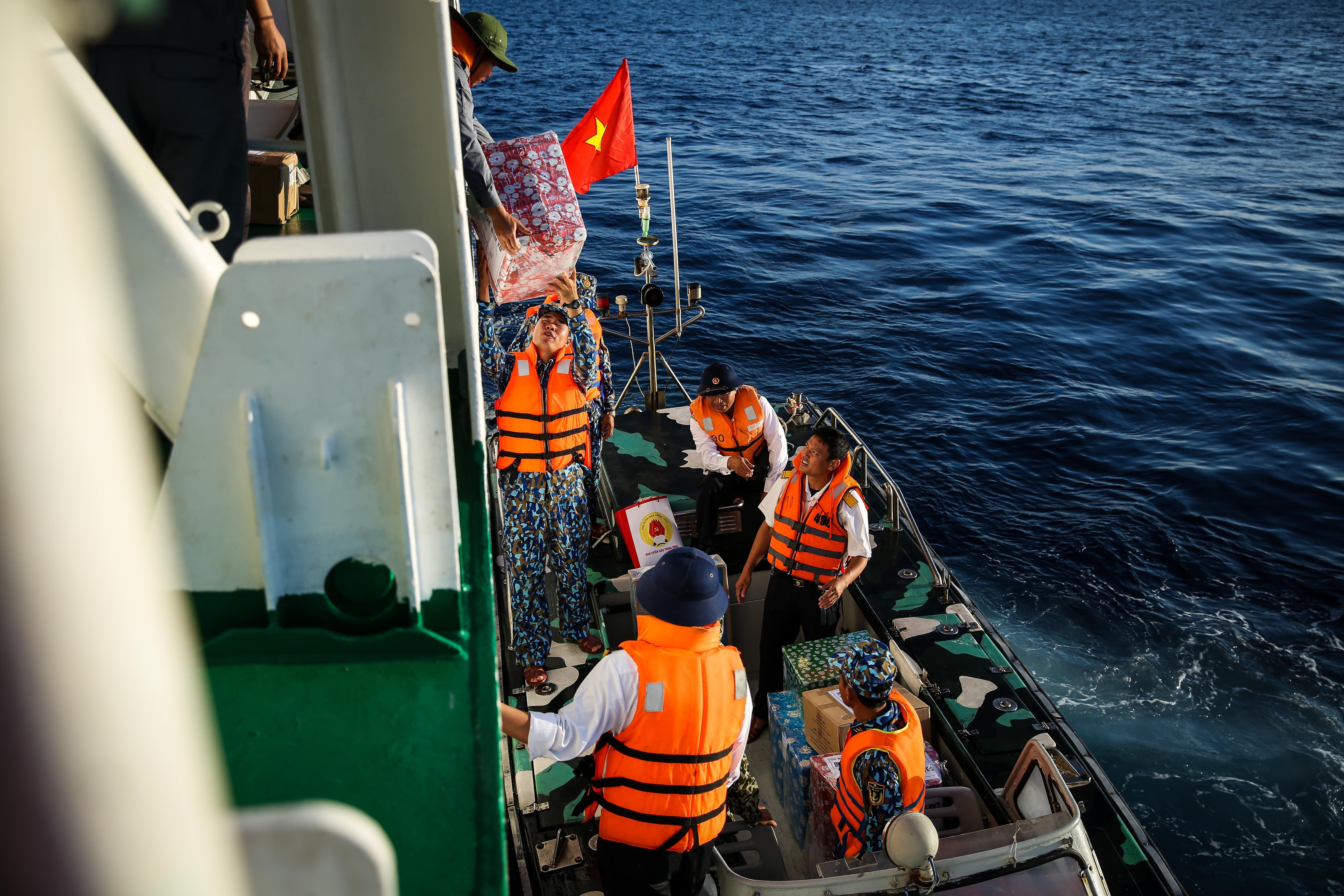 Nhung thuy thu tren tau kiem ngu dua kieu bao vuot song bien den Truong Sa anh 34