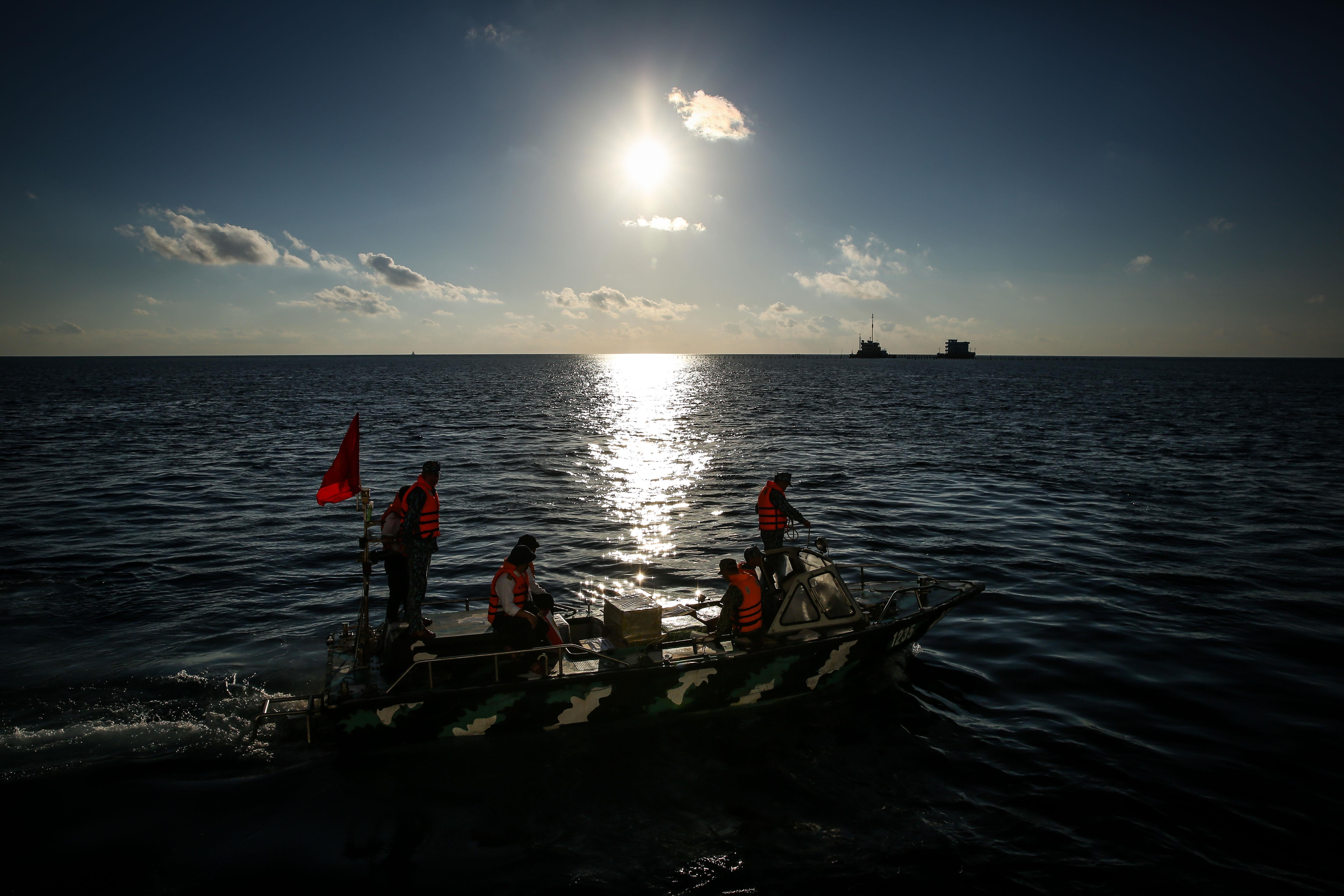 Nhung thuy thu tren tau kiem ngu dua kieu bao vuot song bien den Truong Sa anh 33