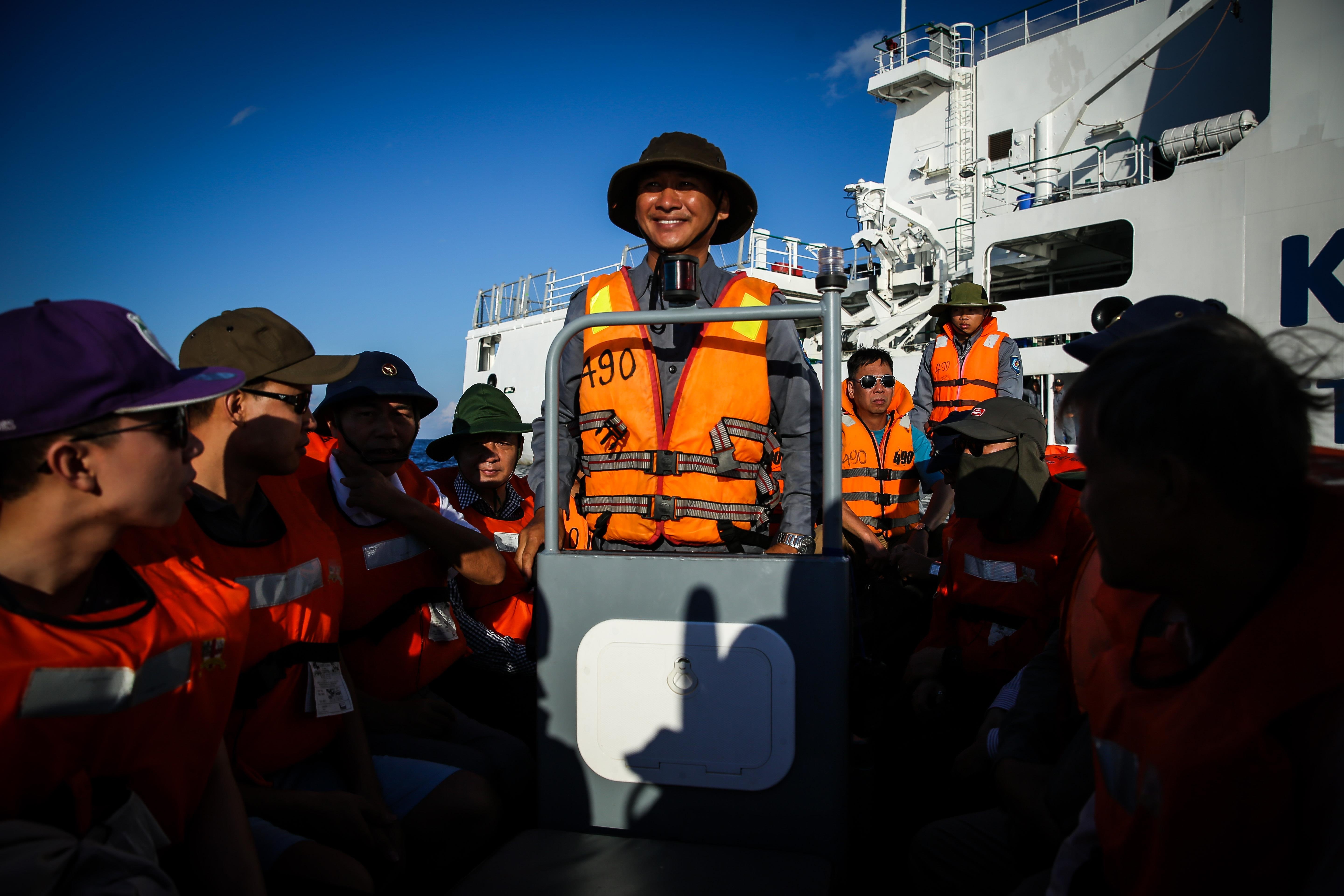 Nhung thuy thu tren tau kiem ngu dua kieu bao vuot song bien den Truong Sa anh 36