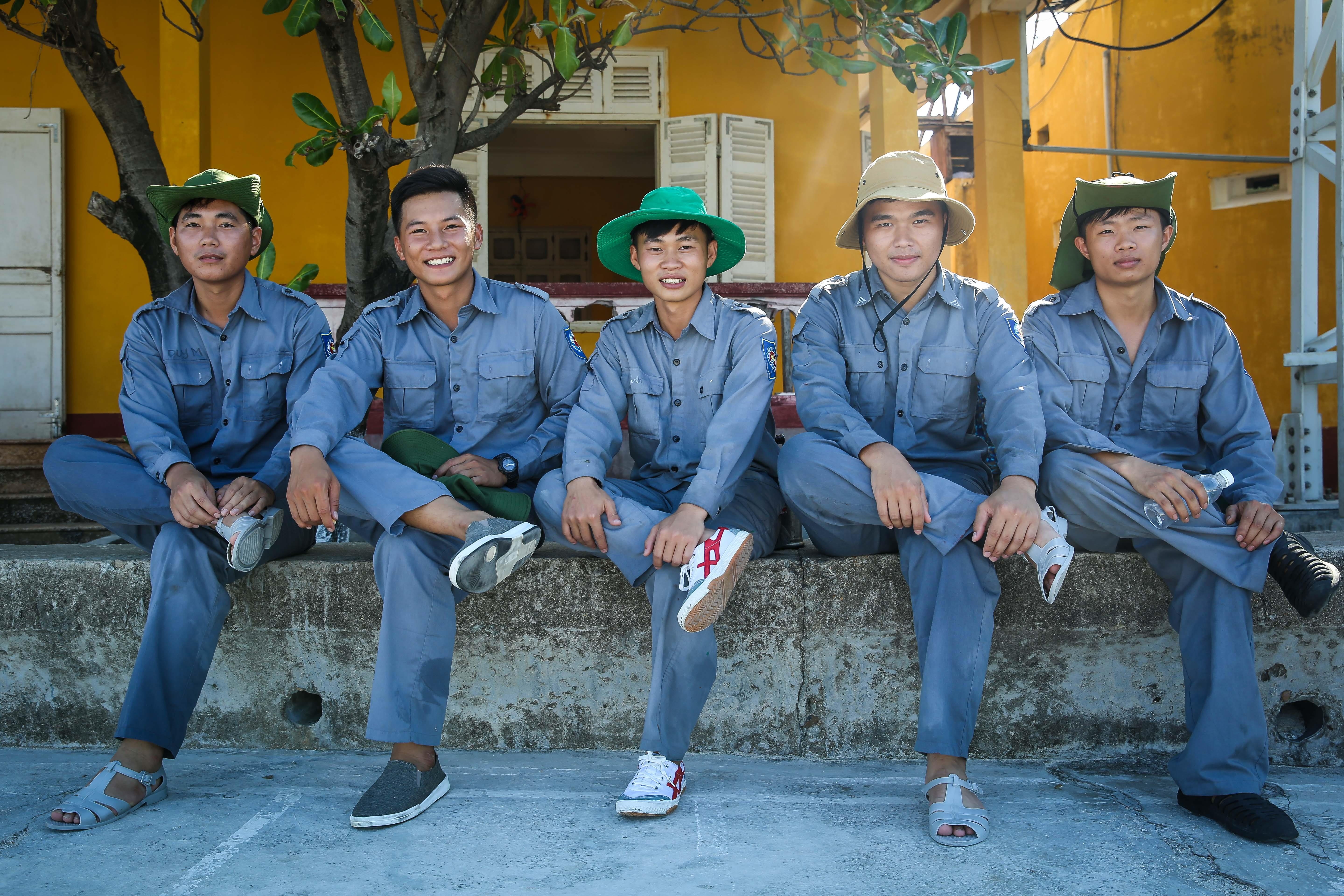 Nhung thuy thu tren tau kiem ngu dua kieu bao vuot song bien den Truong Sa anh 44