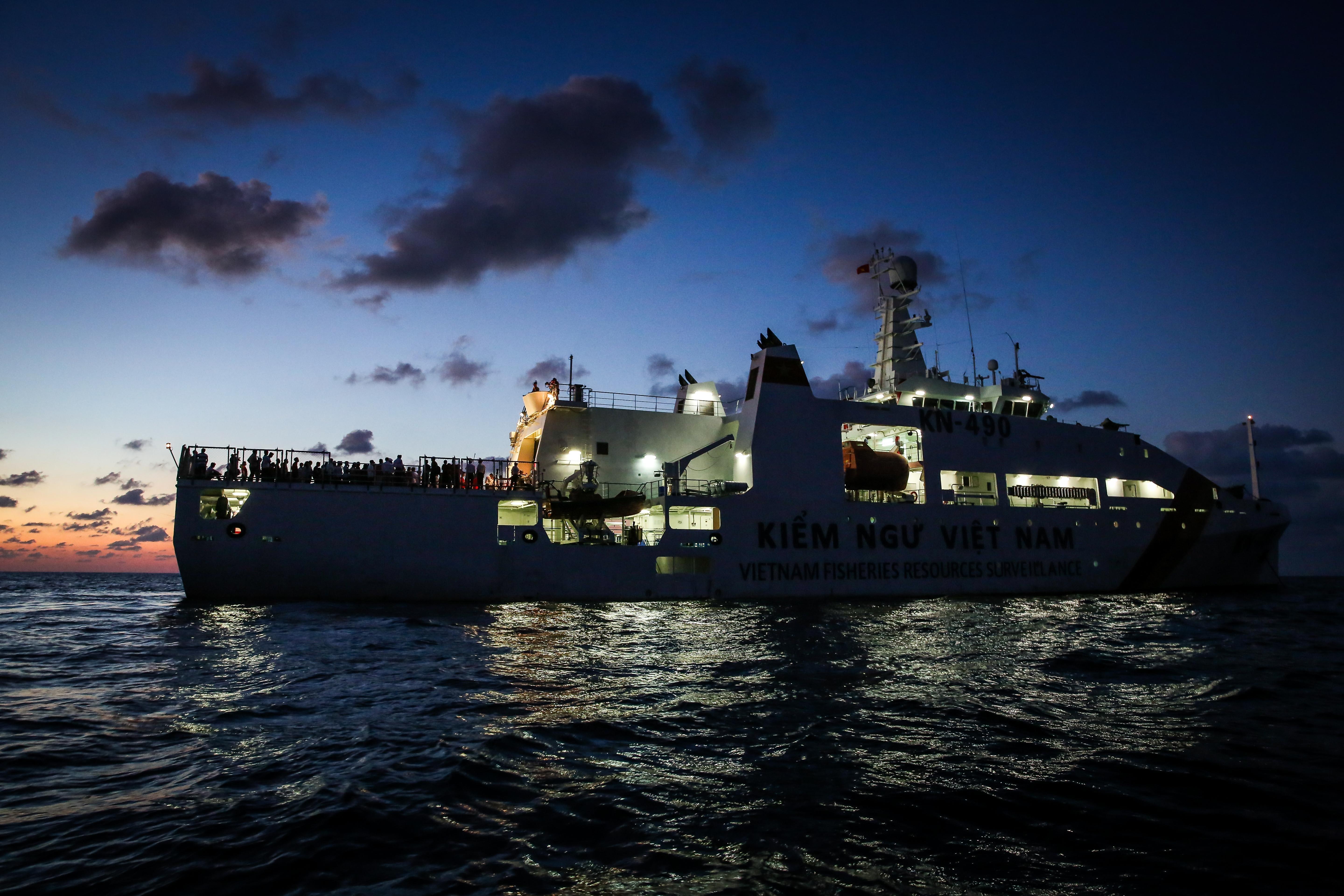 Nhung thuy thu tren tau kiem ngu dua kieu bao vuot song bien den Truong Sa anh 45