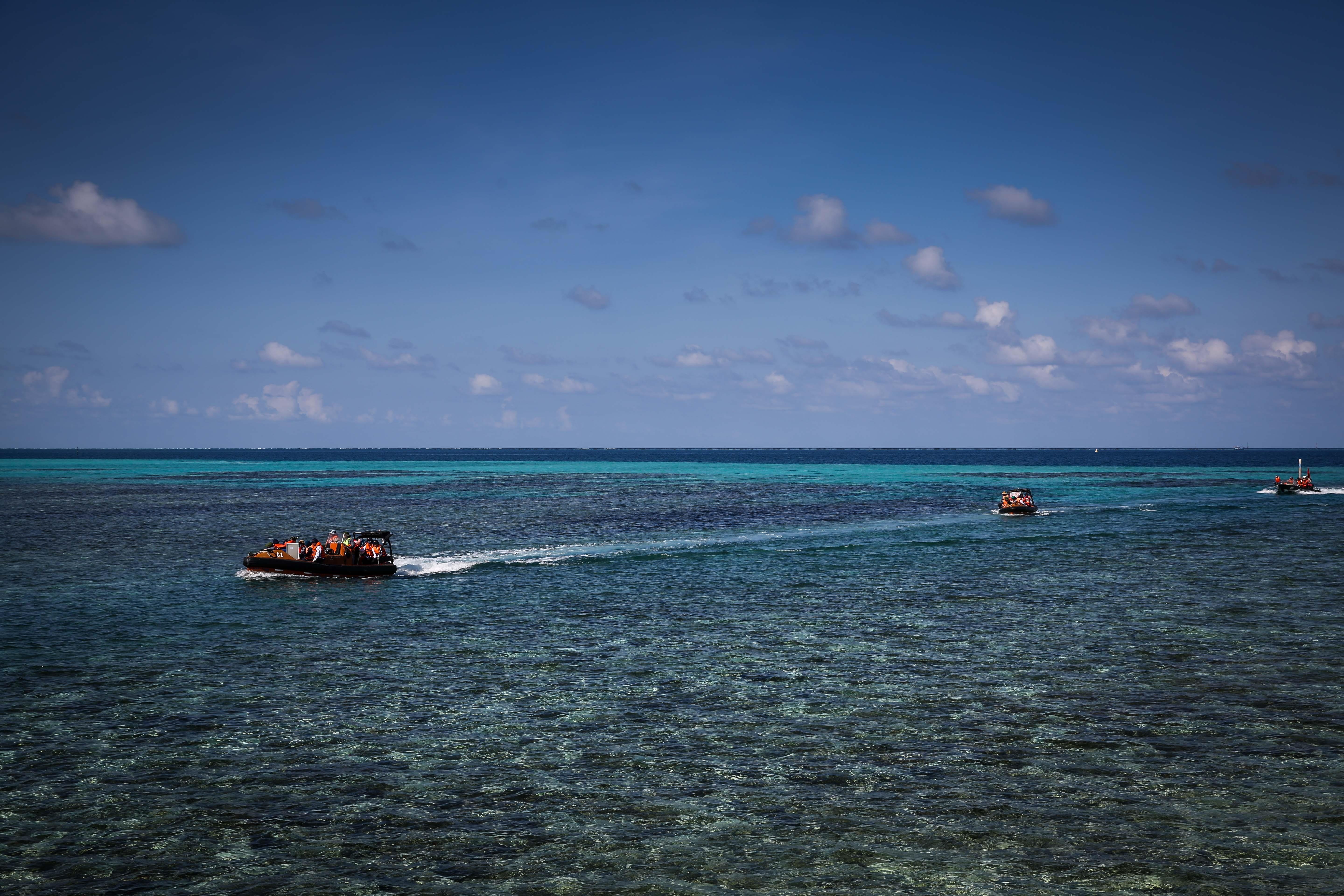 Nhung thuy thu tren tau kiem ngu dua kieu bao vuot song bien den Truong Sa anh 37