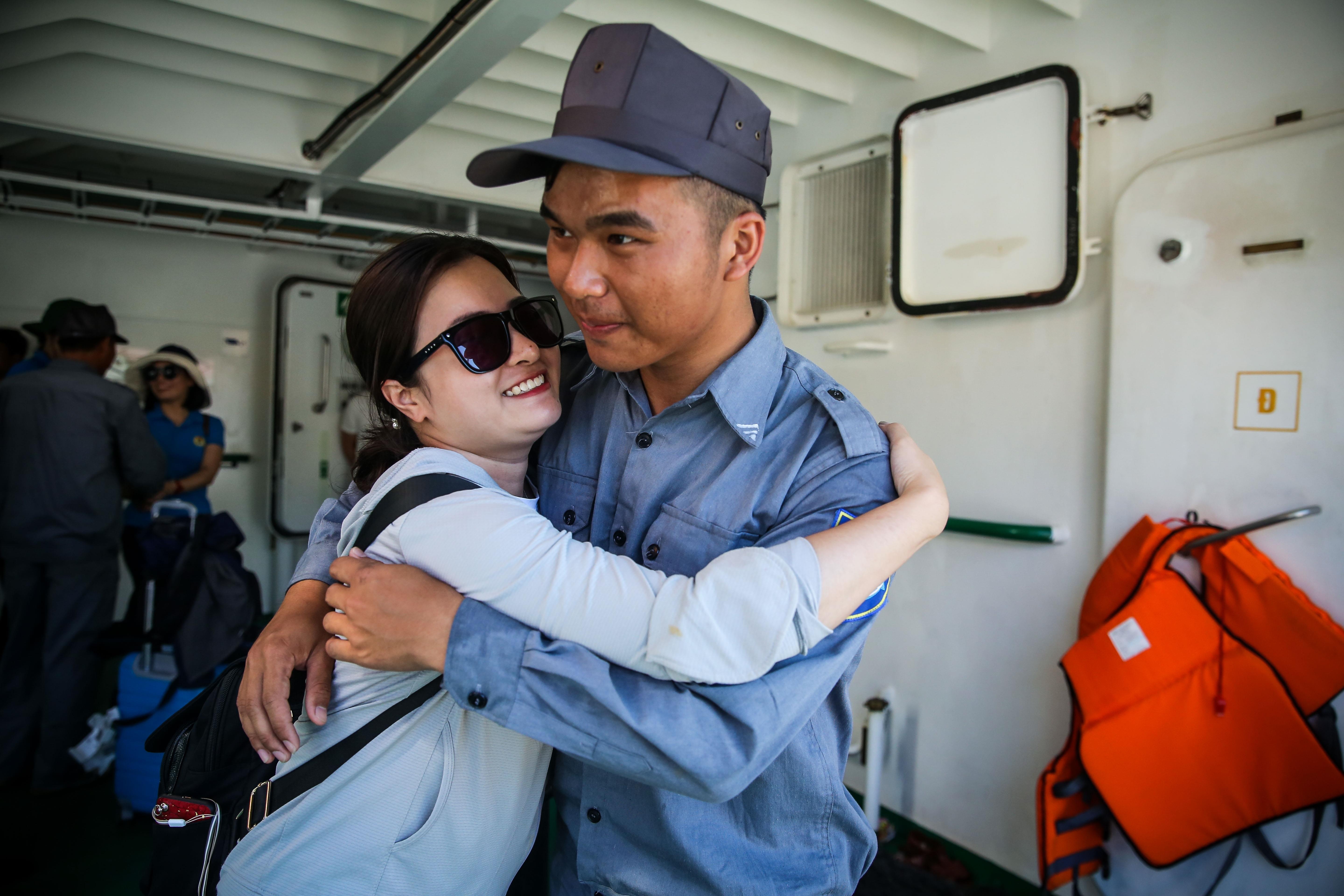 Nhung thuy thu tren tau kiem ngu dua kieu bao vuot song bien den Truong Sa anh 43