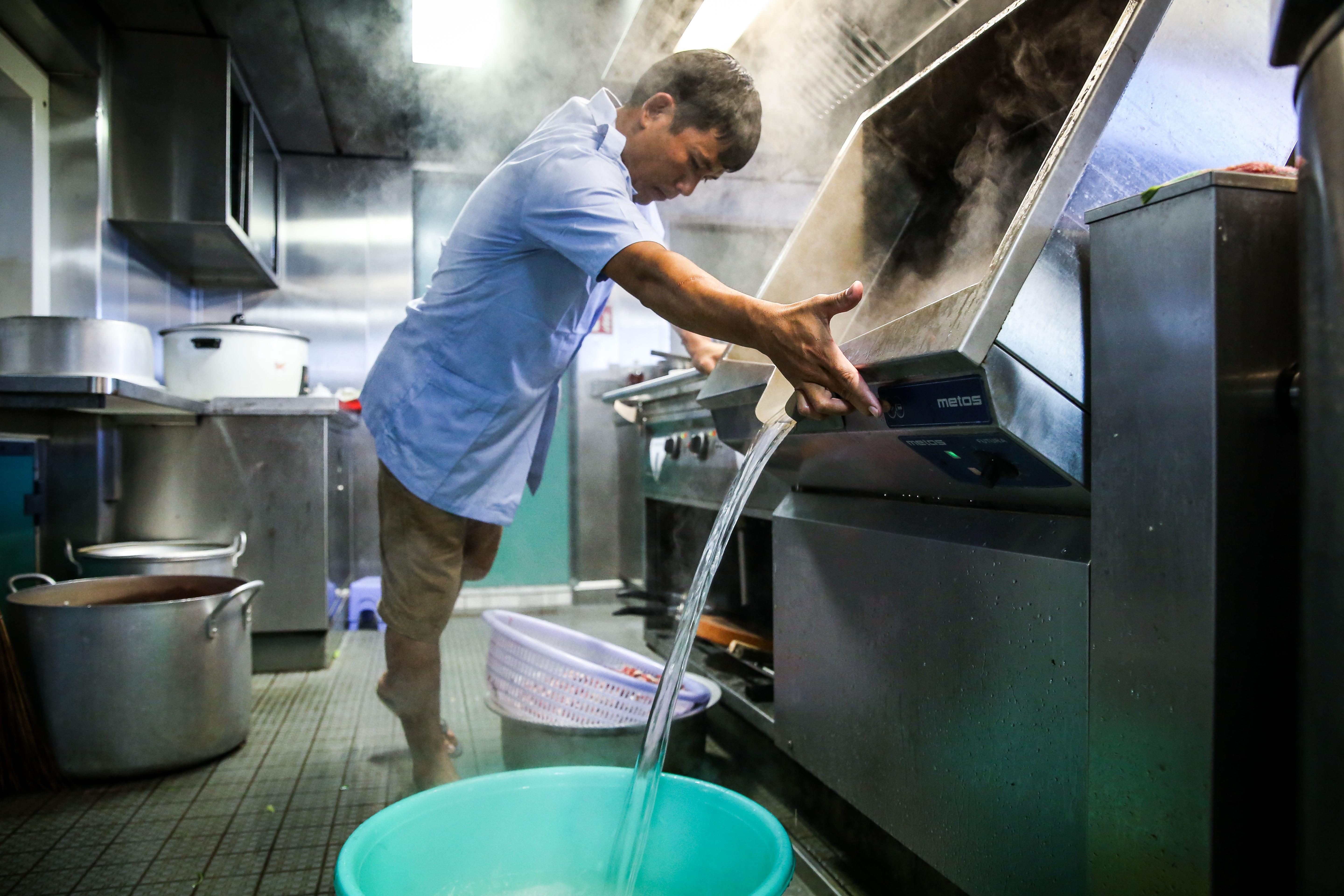 Nhung thuy thu tren tau kiem ngu dua kieu bao vuot song bien den Truong Sa anh 9