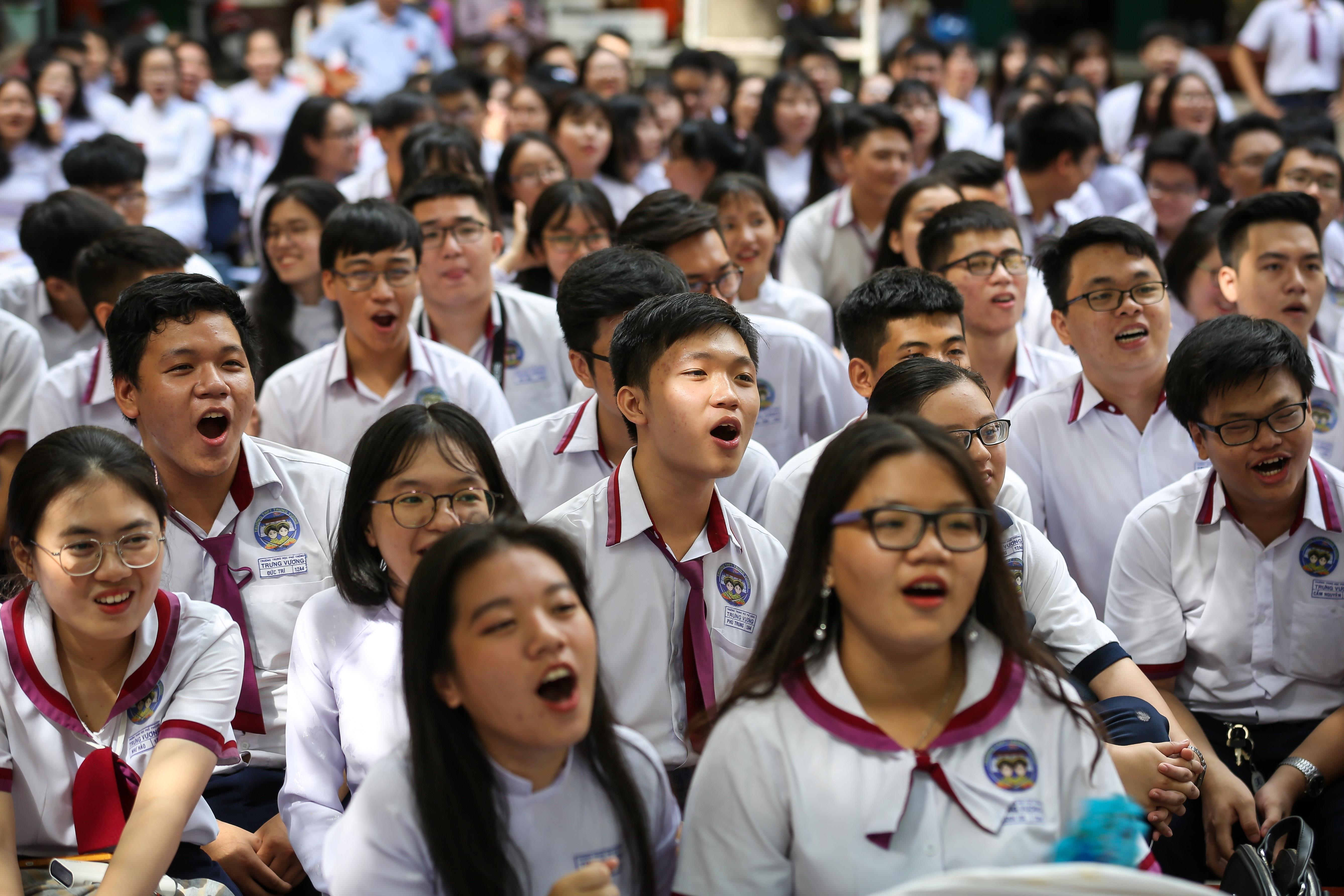 nu sinh trung vuong luu luyen chia tay ta ao trang anh 9