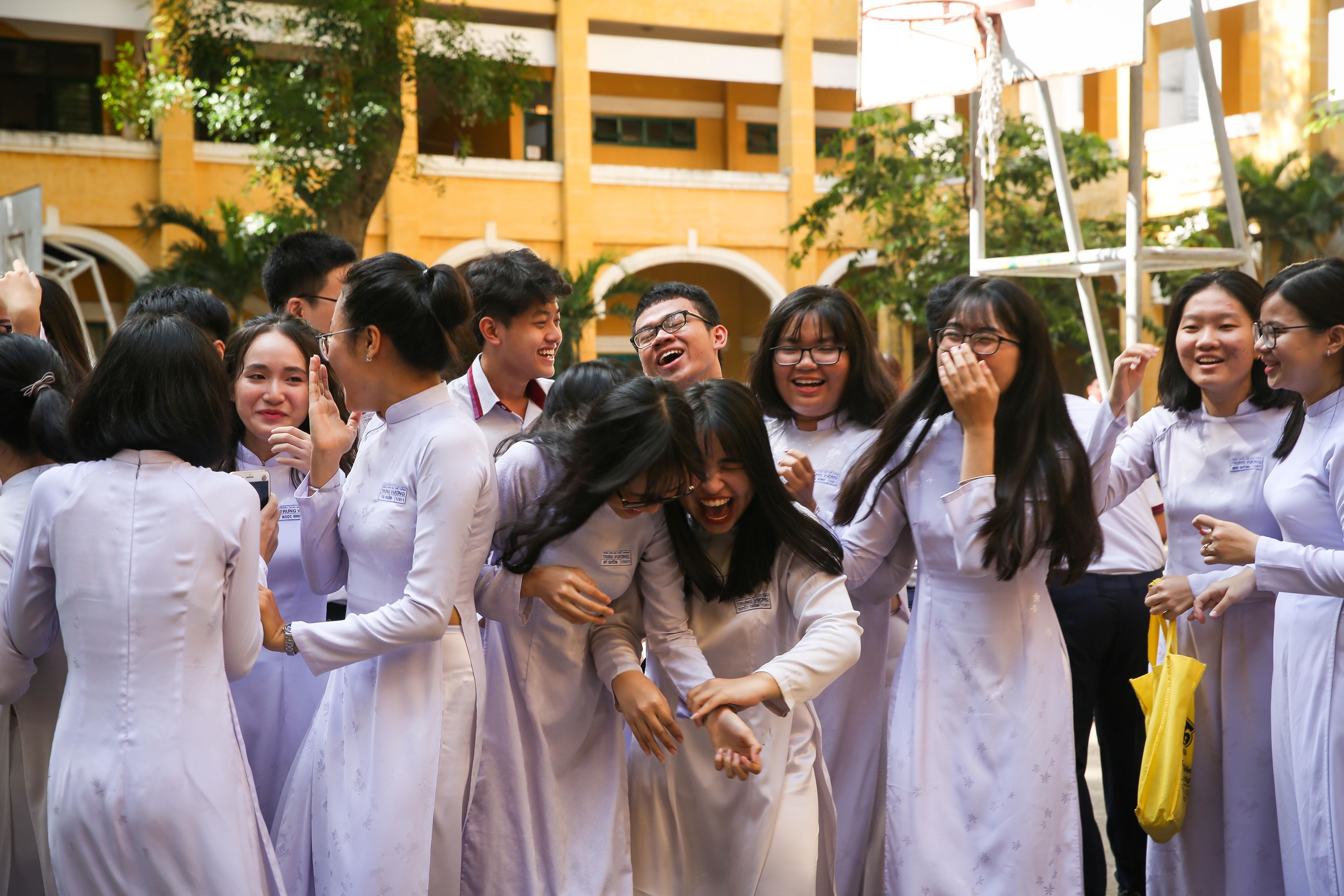 nu sinh trung vuong luu luyen chia tay ta ao trang anh 13