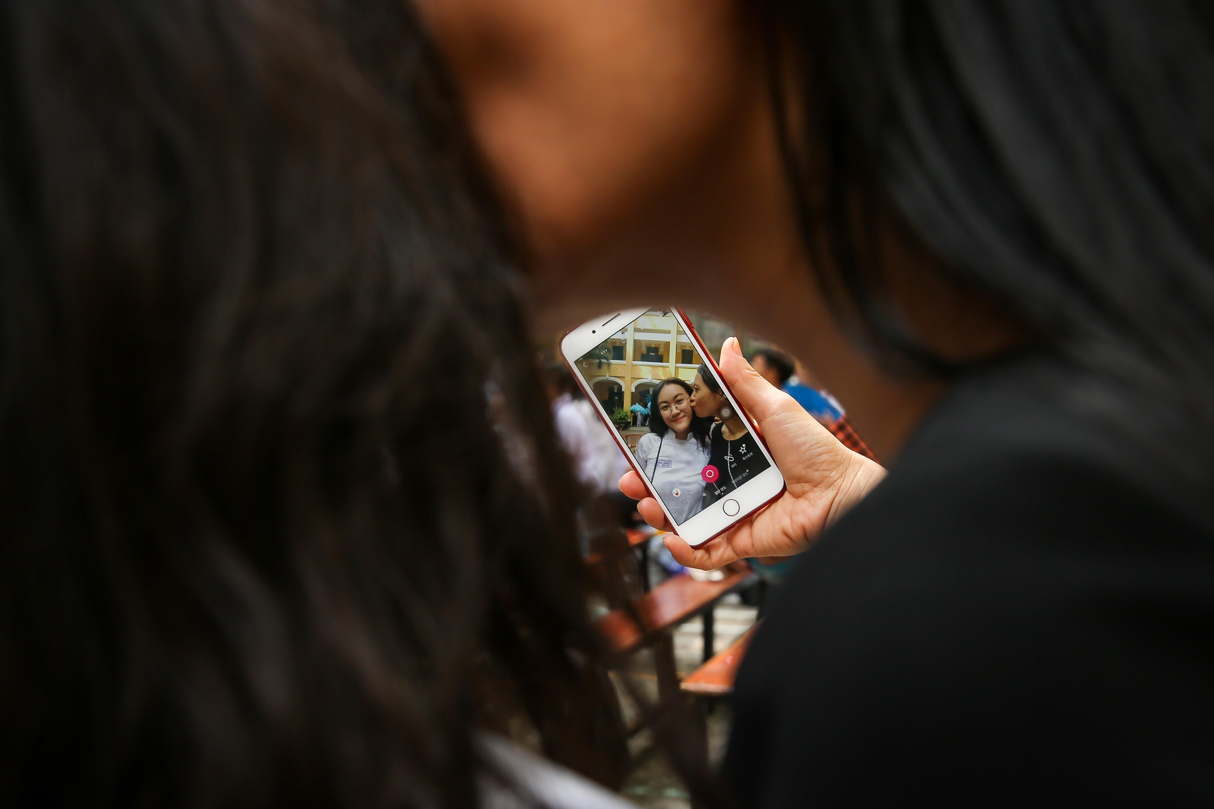 nu sinh trung vuong luu luyen chia tay ta ao trang anh 11