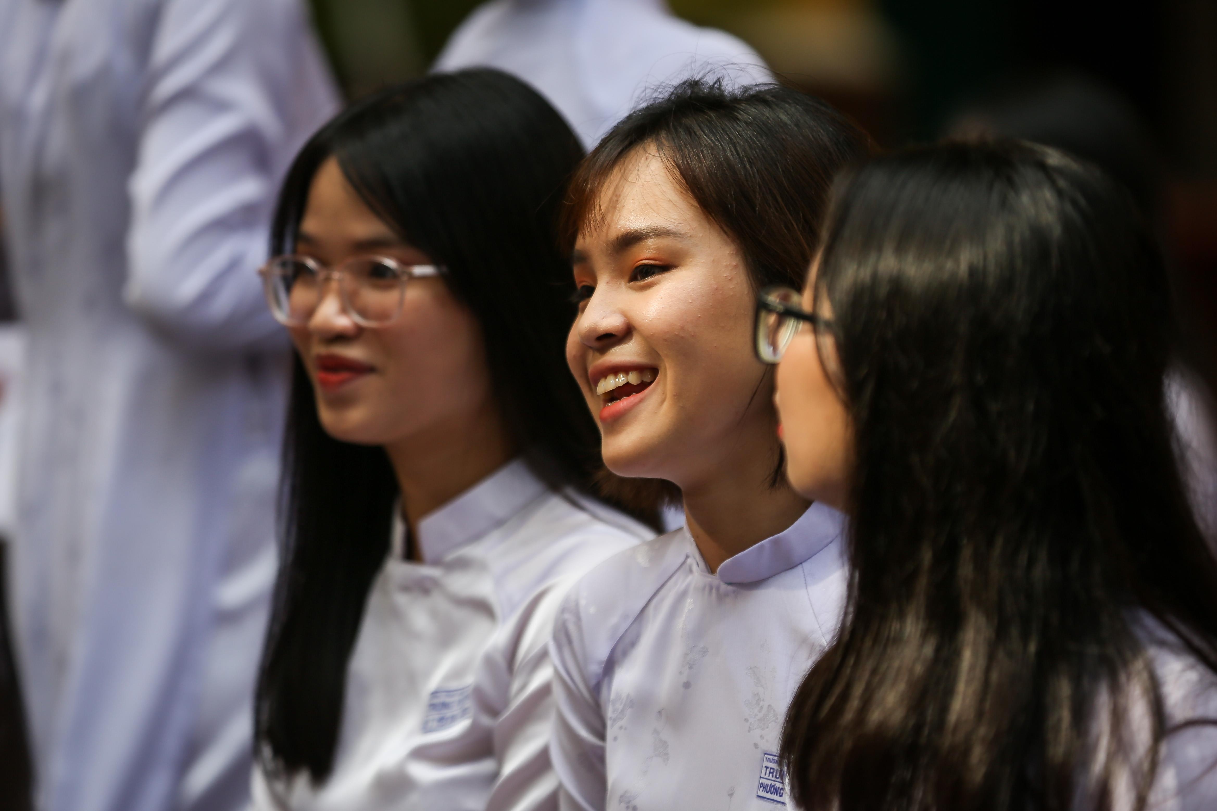 nu sinh trung vuong luu luyen chia tay ta ao trang anh 3