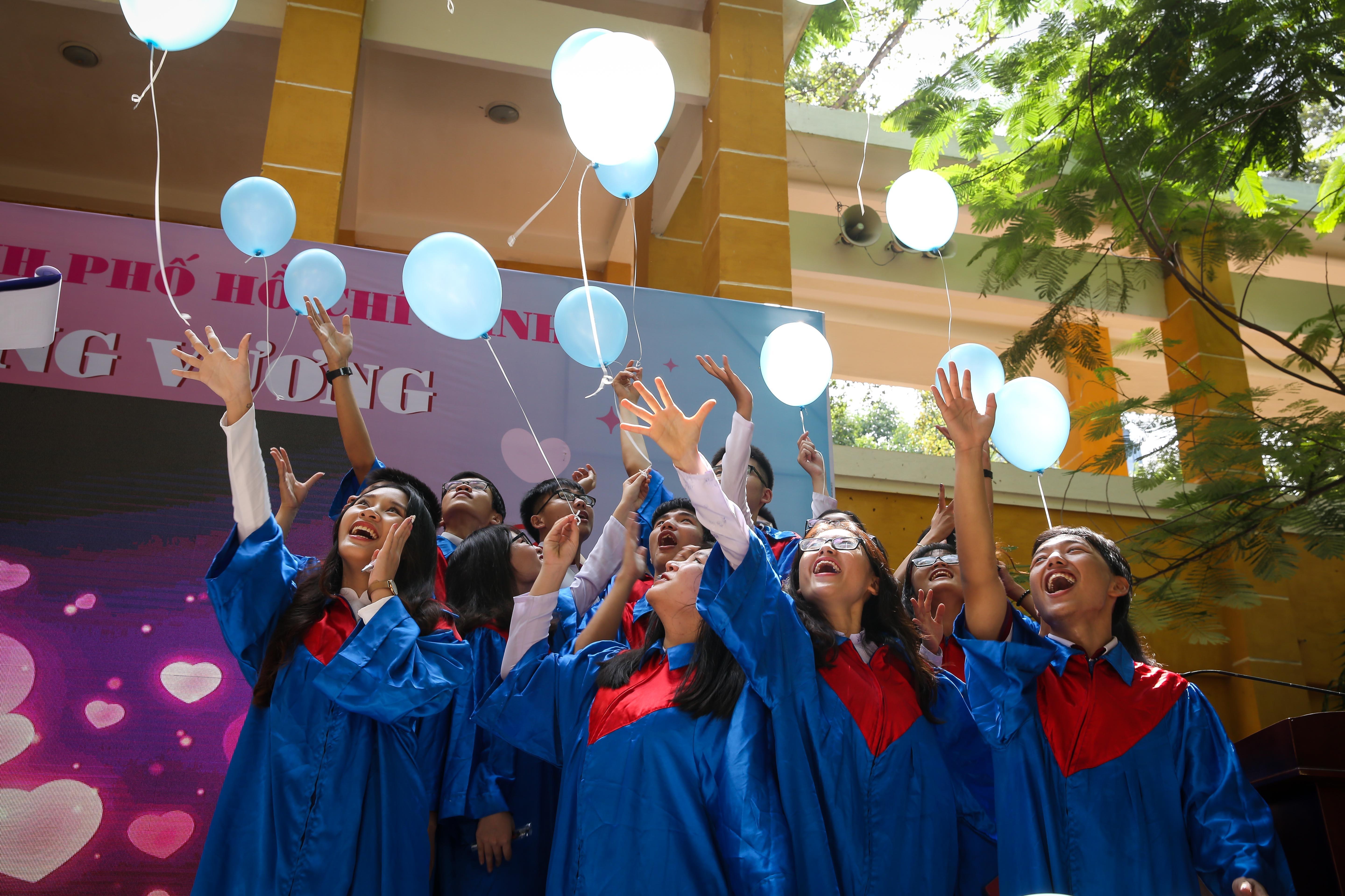 nu sinh trung vuong luu luyen chia tay ta ao trang anh 12