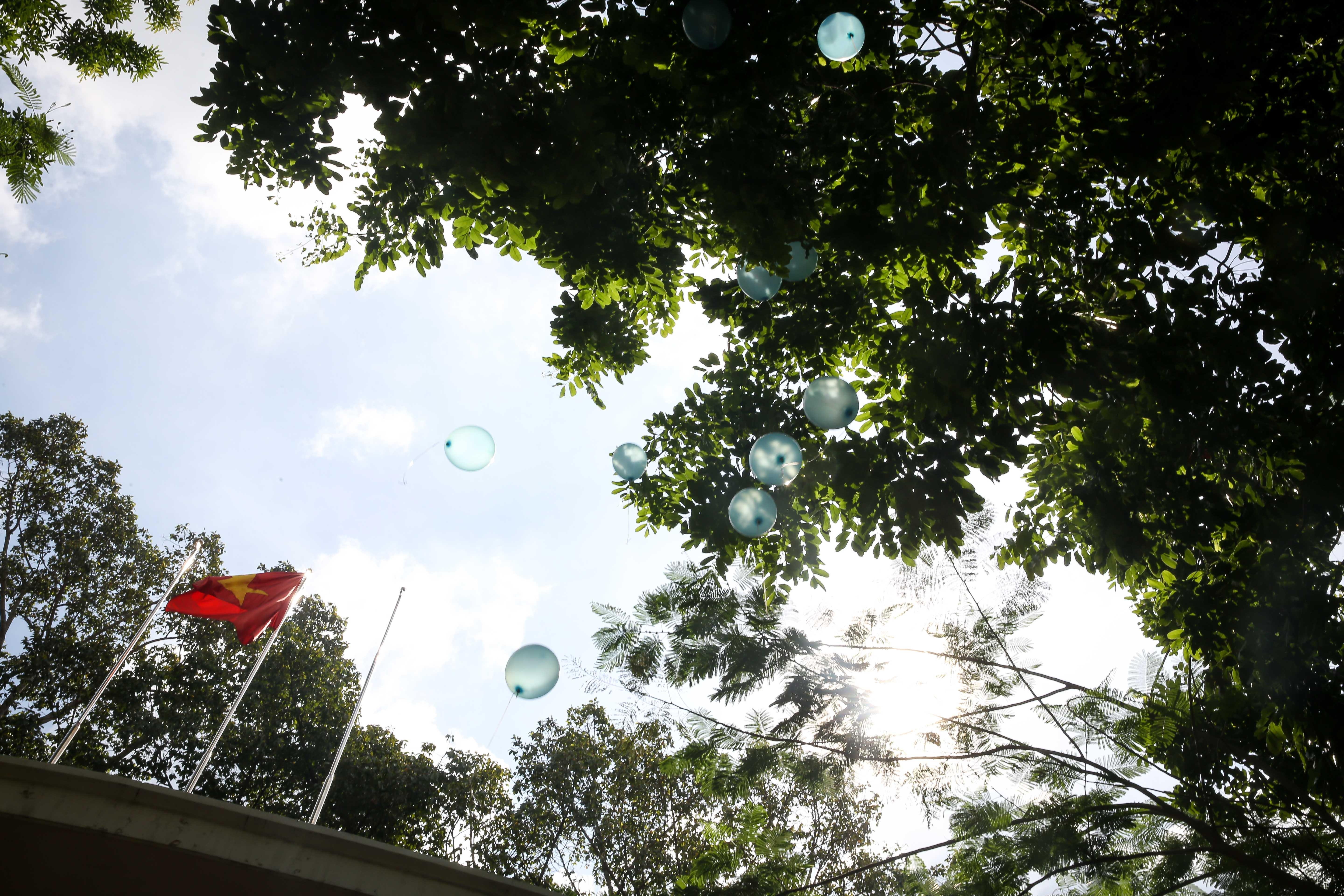 nu sinh trung vuong luu luyen chia tay ta ao trang anh 14