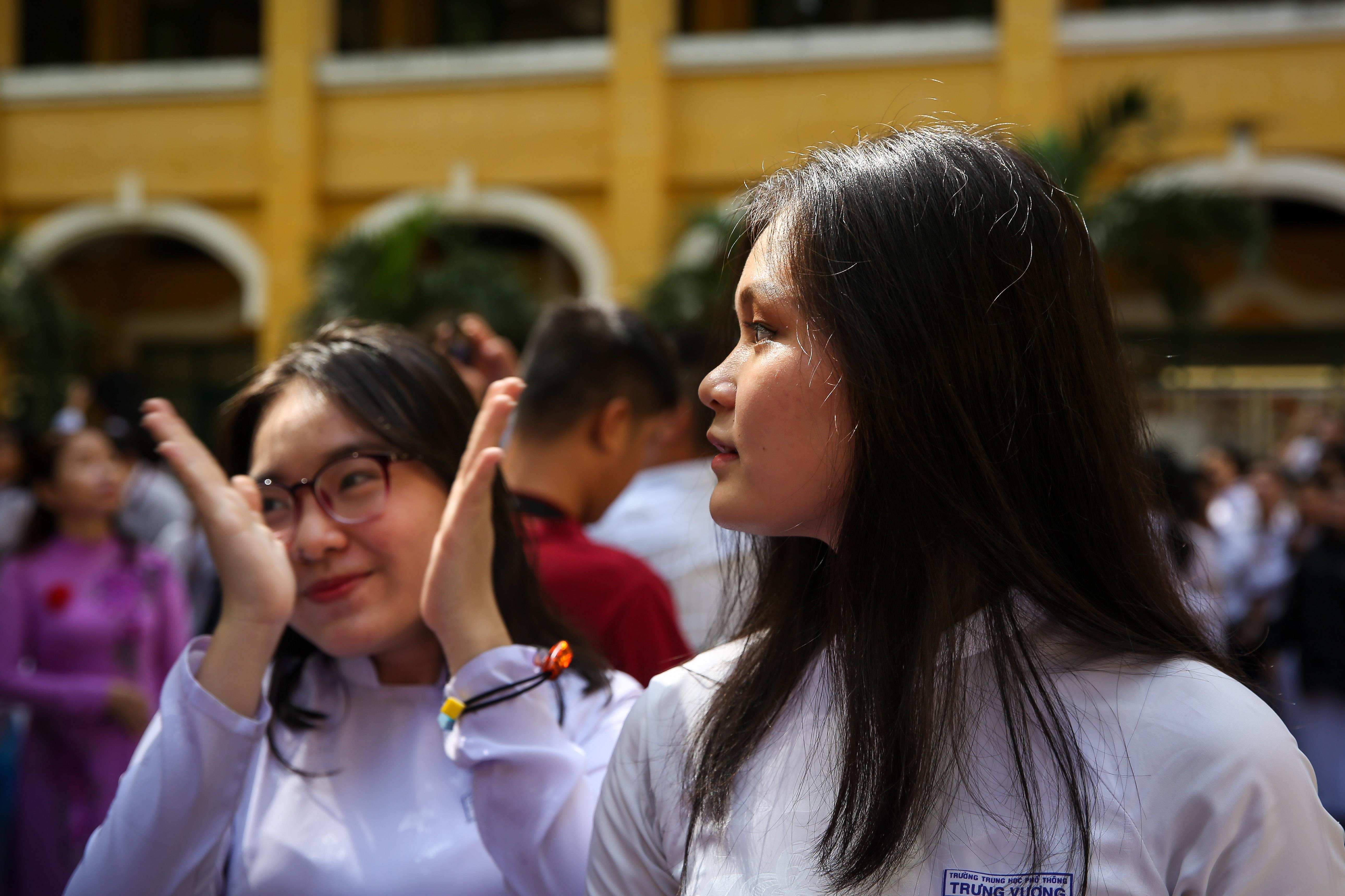 nu sinh trung vuong luu luyen chia tay ta ao trang anh 7