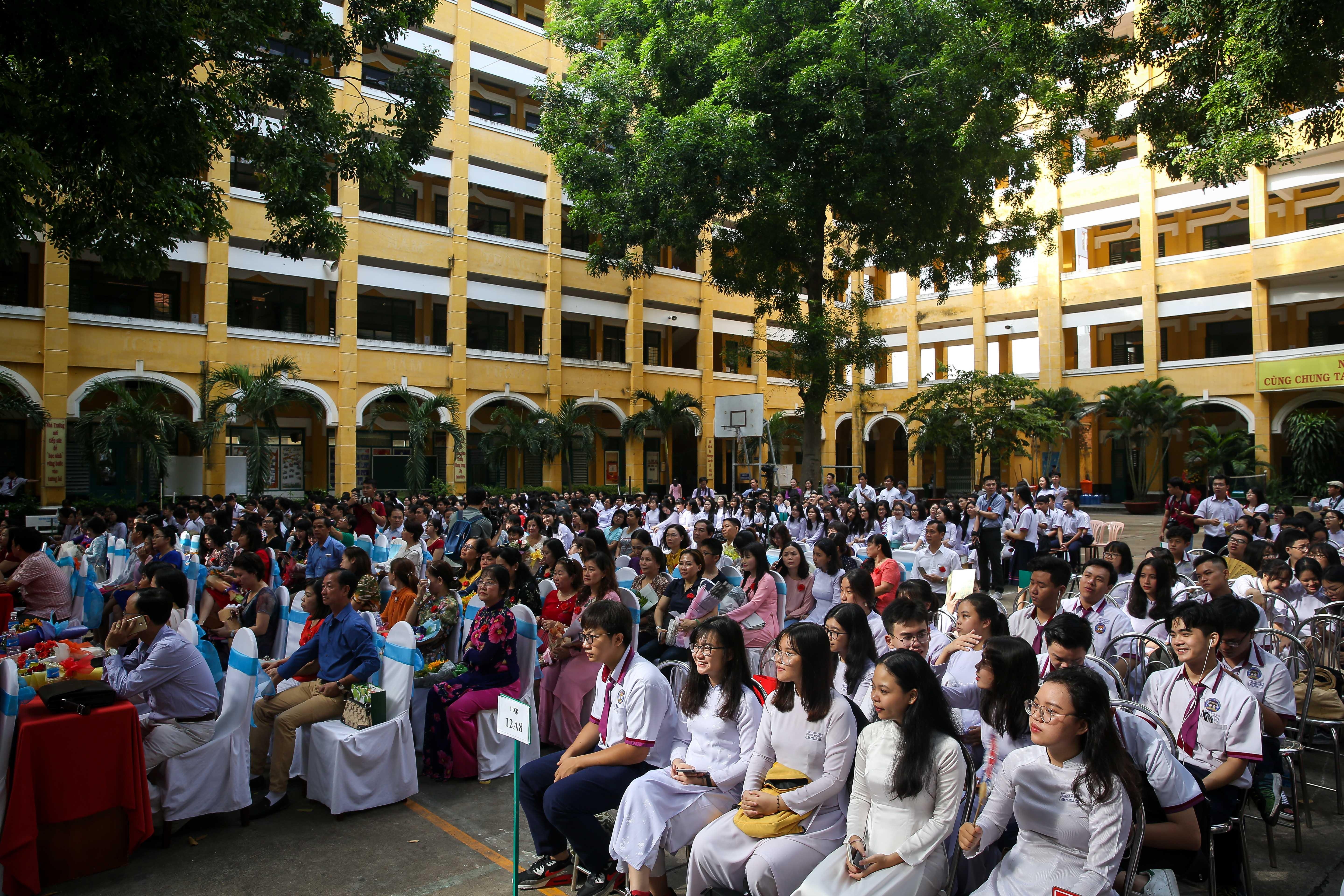 nu sinh trung vuong luu luyen chia tay ta ao trang anh 2