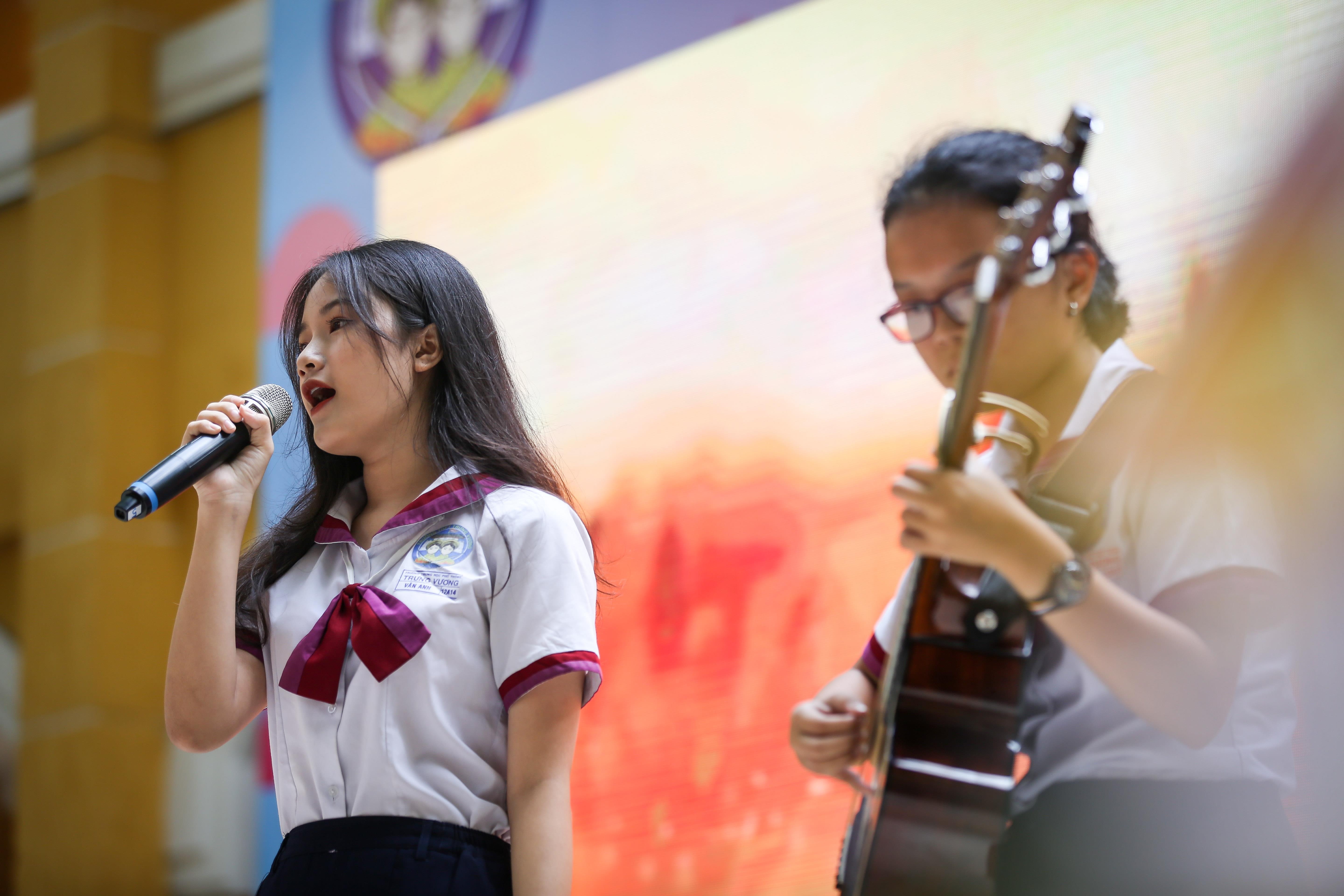 nu sinh trung vuong luu luyen chia tay ta ao trang anh 1