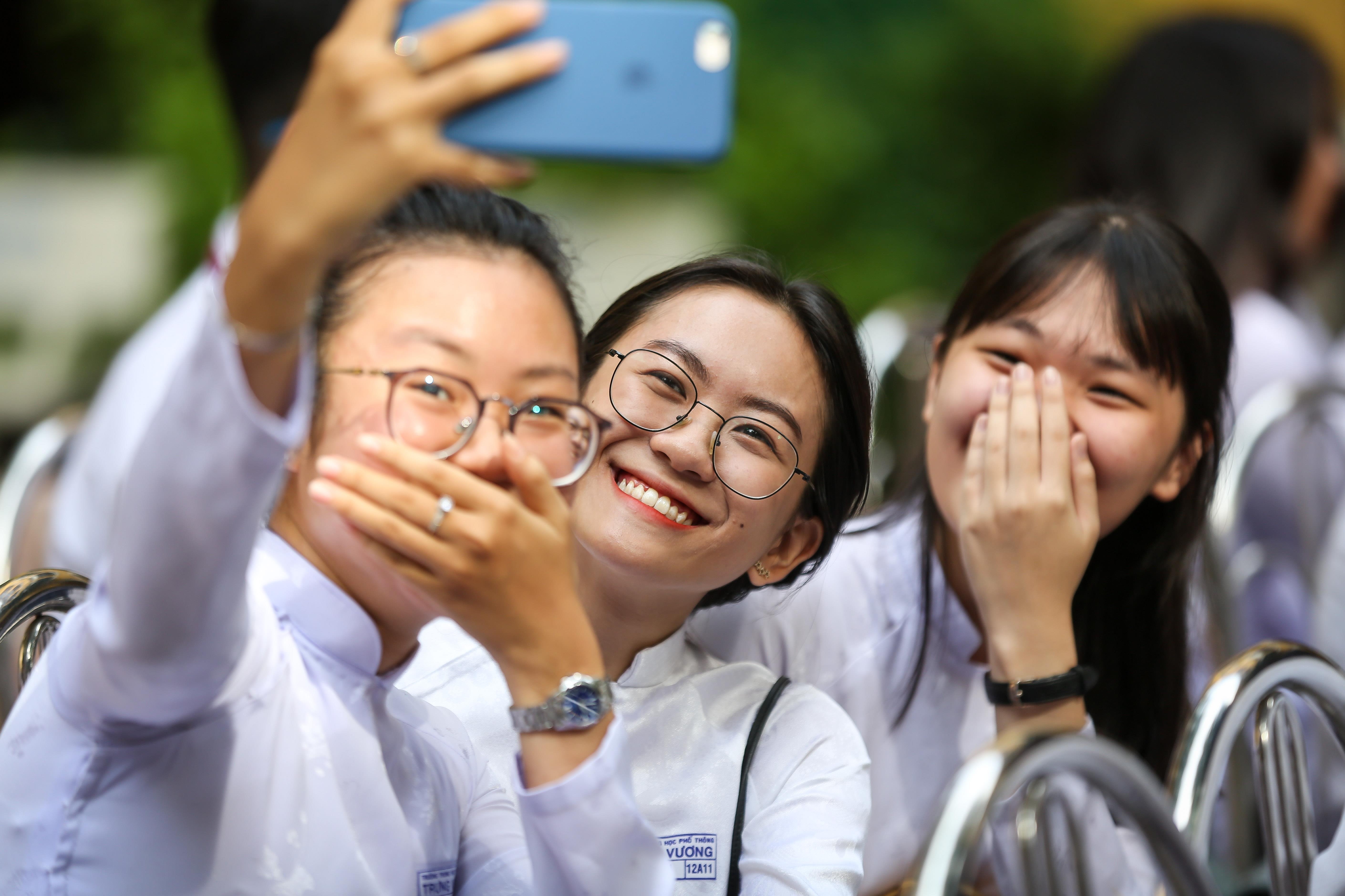 Nu sinh Trung Vuong luu luyen chia tay ta ao trang hinh anh