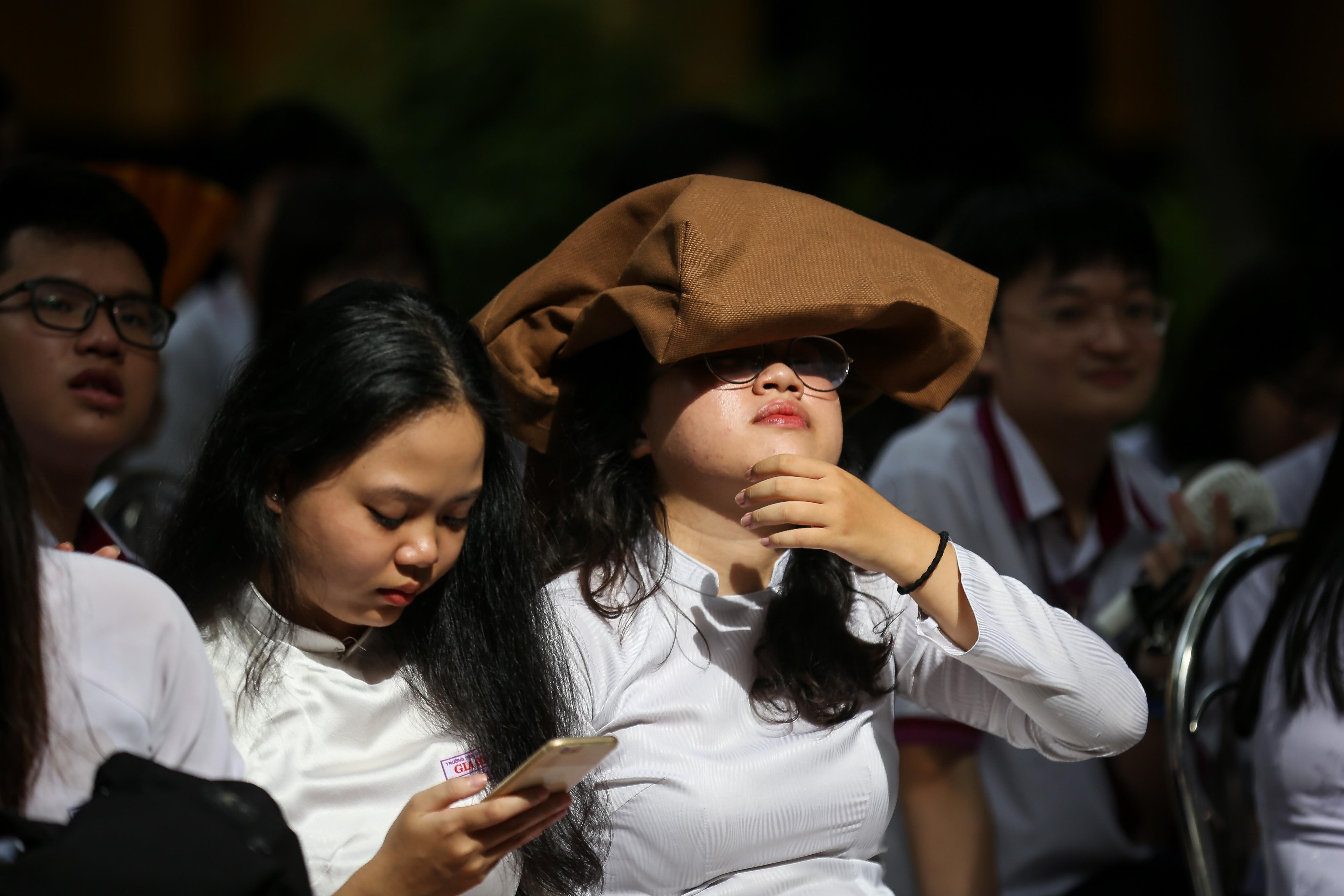 nu sinh trung vuong luu luyen chia tay ta ao trang anh 4