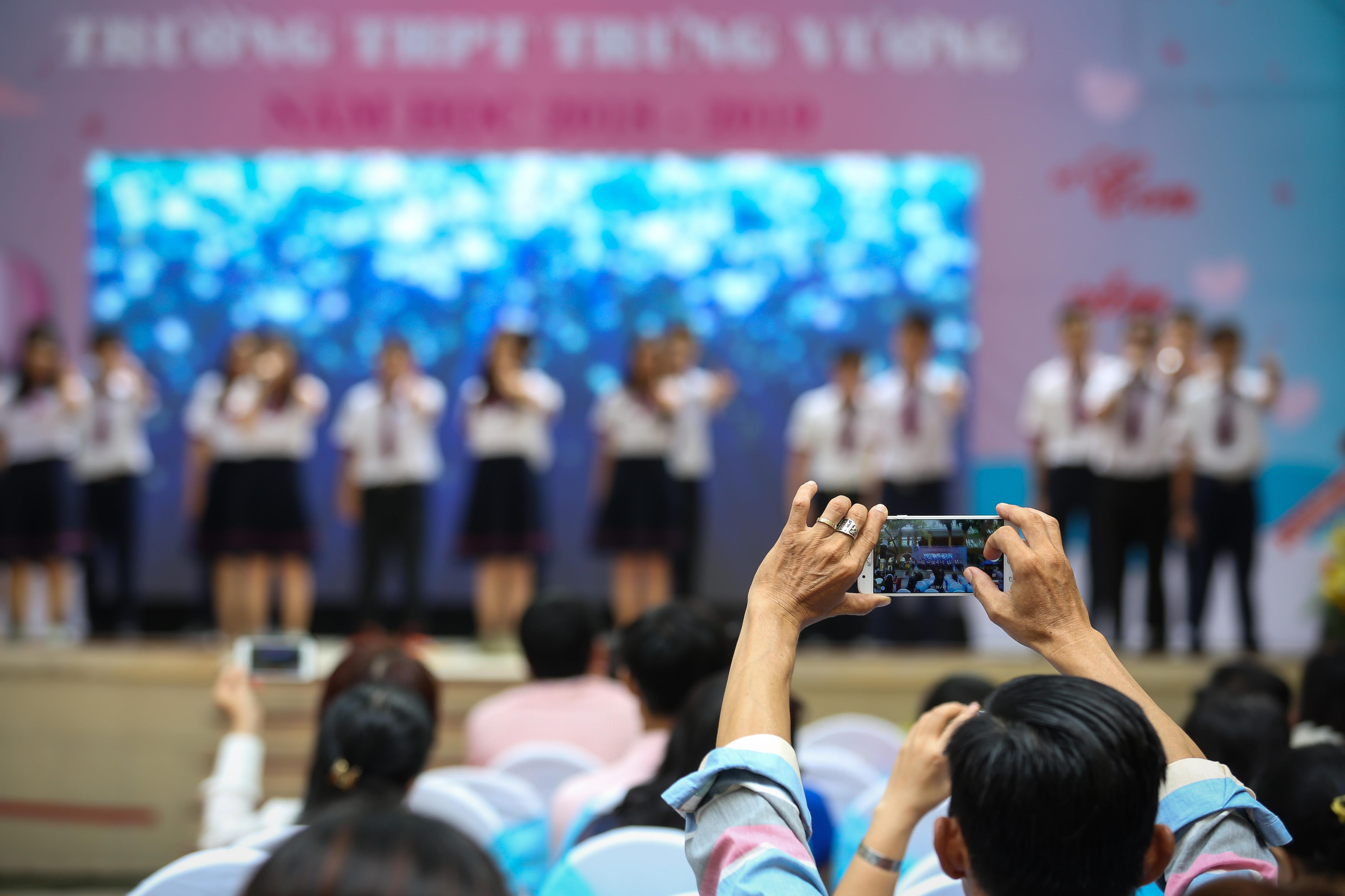 nu sinh trung vuong luu luyen chia tay ta ao trang anh 6