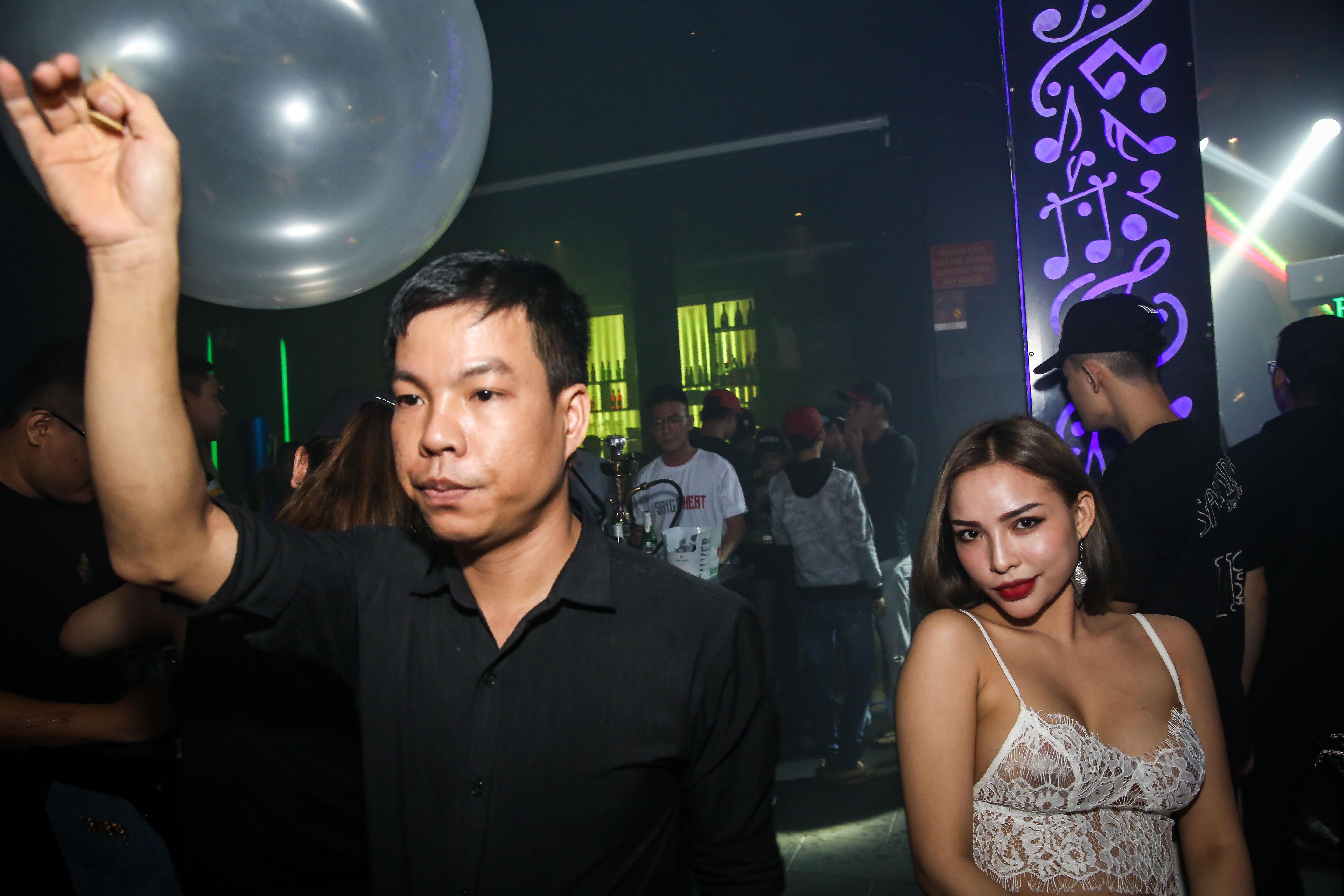 bong cuoi duoc hut cong khai,  nhan nhan o pho Tay Bui Vien anh 13