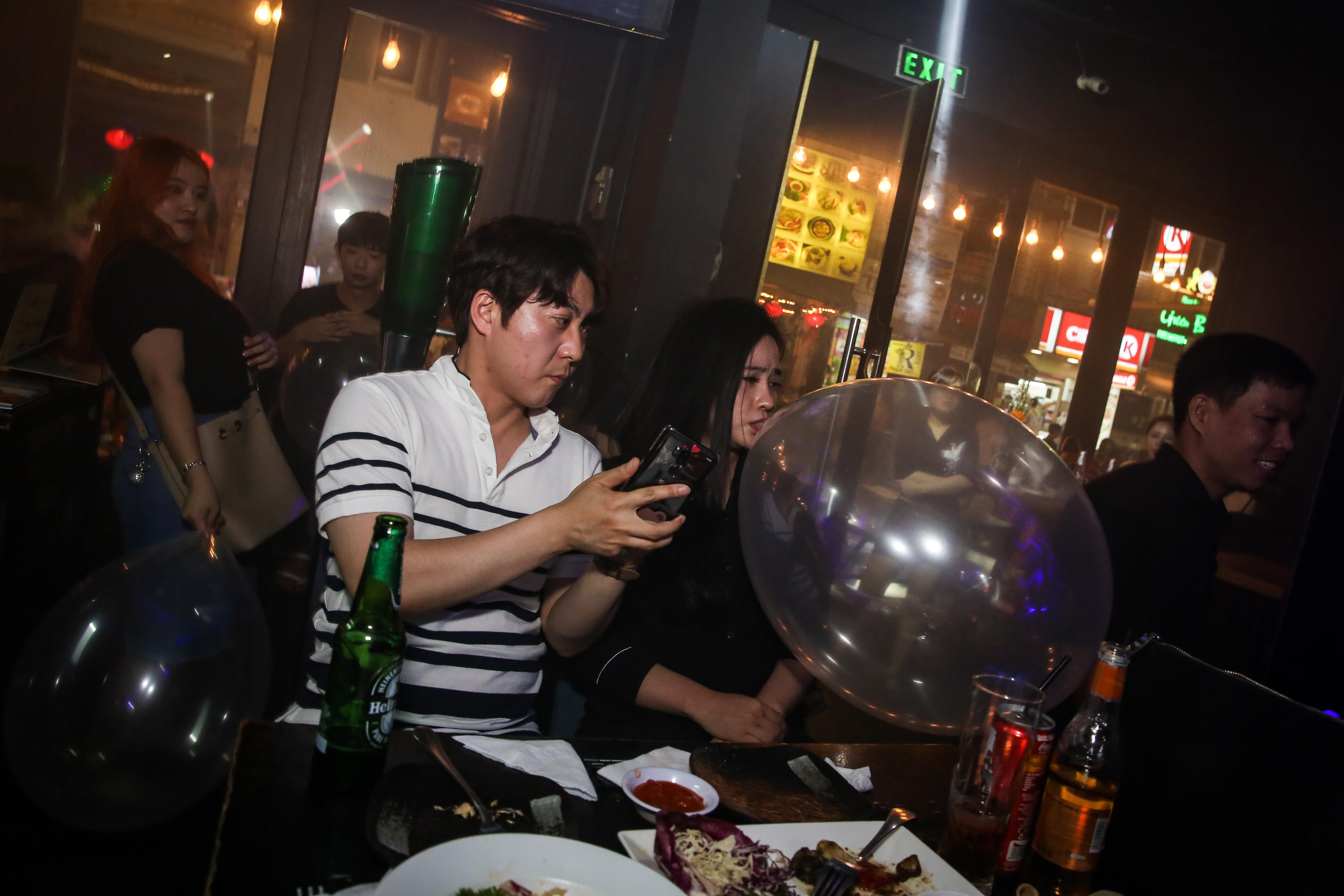 bong cuoi duoc hut cong khai,  nhan nhan o pho Tay Bui Vien anh 15