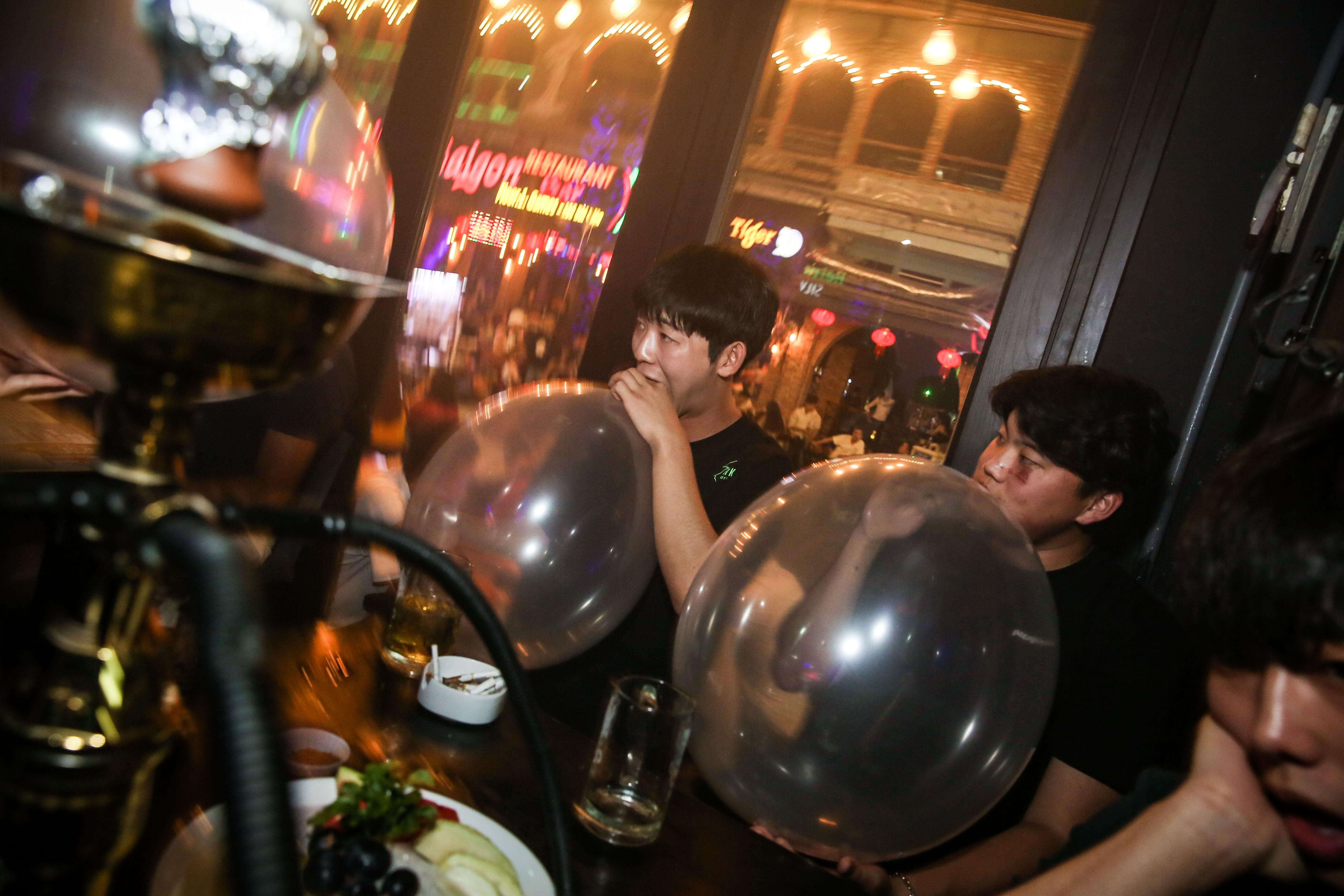 bong cuoi duoc hut cong khai,  nhan nhan o pho Tay Bui Vien anh 14