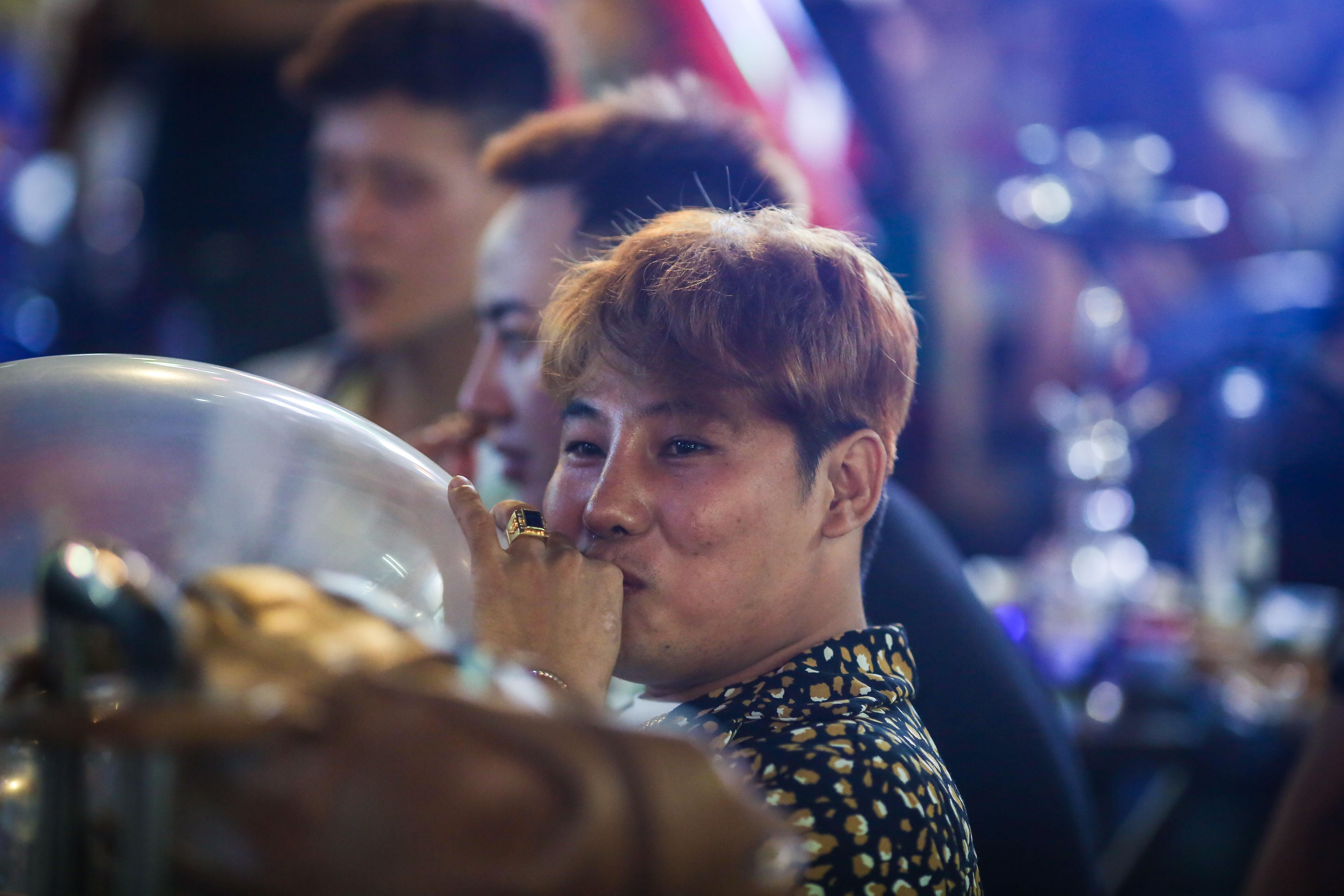 bong cuoi duoc hut cong khai,  nhan nhan o pho Tay Bui Vien anh 9