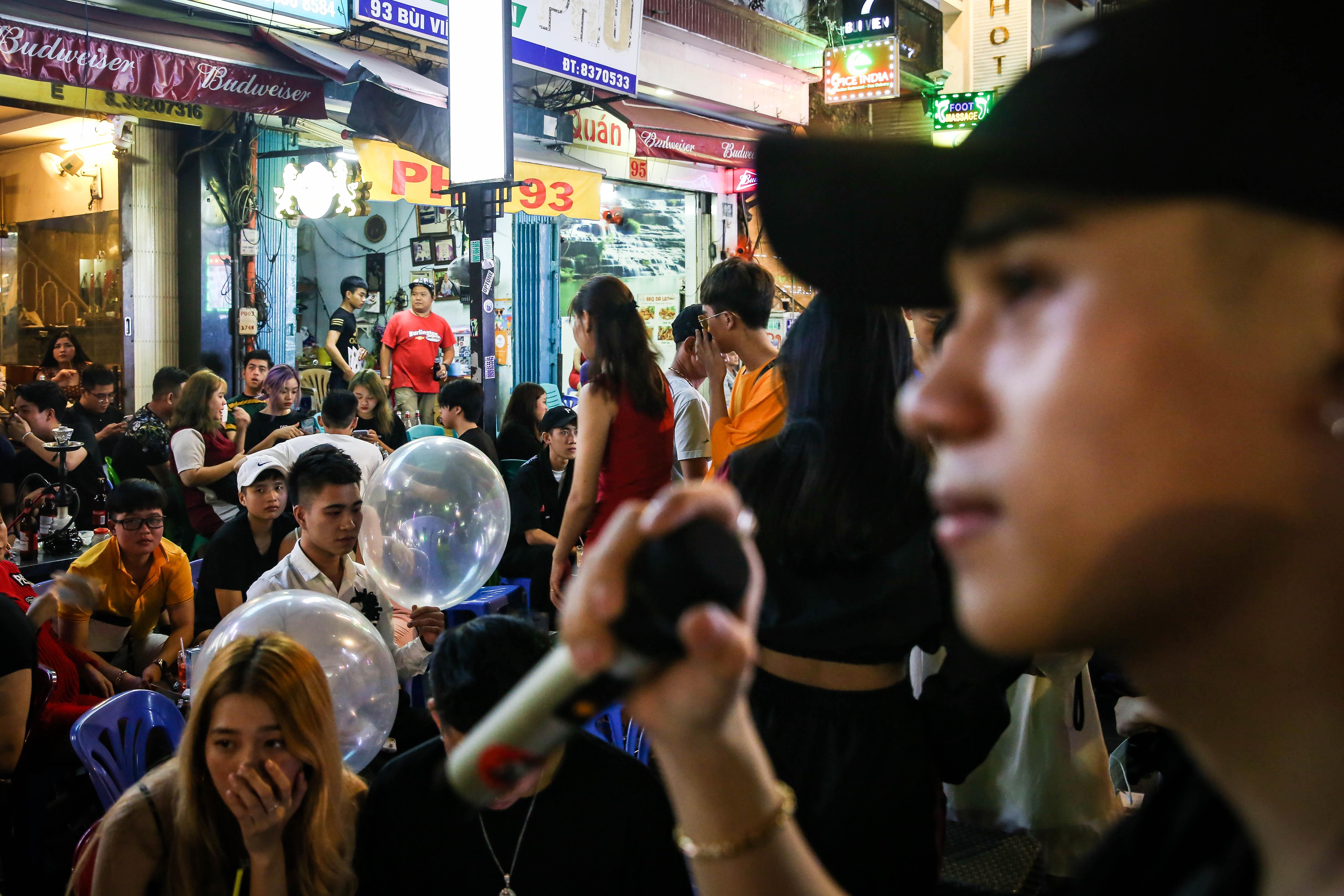 bong cuoi duoc hut cong khai,  nhan nhan o pho Tay Bui Vien anh 10