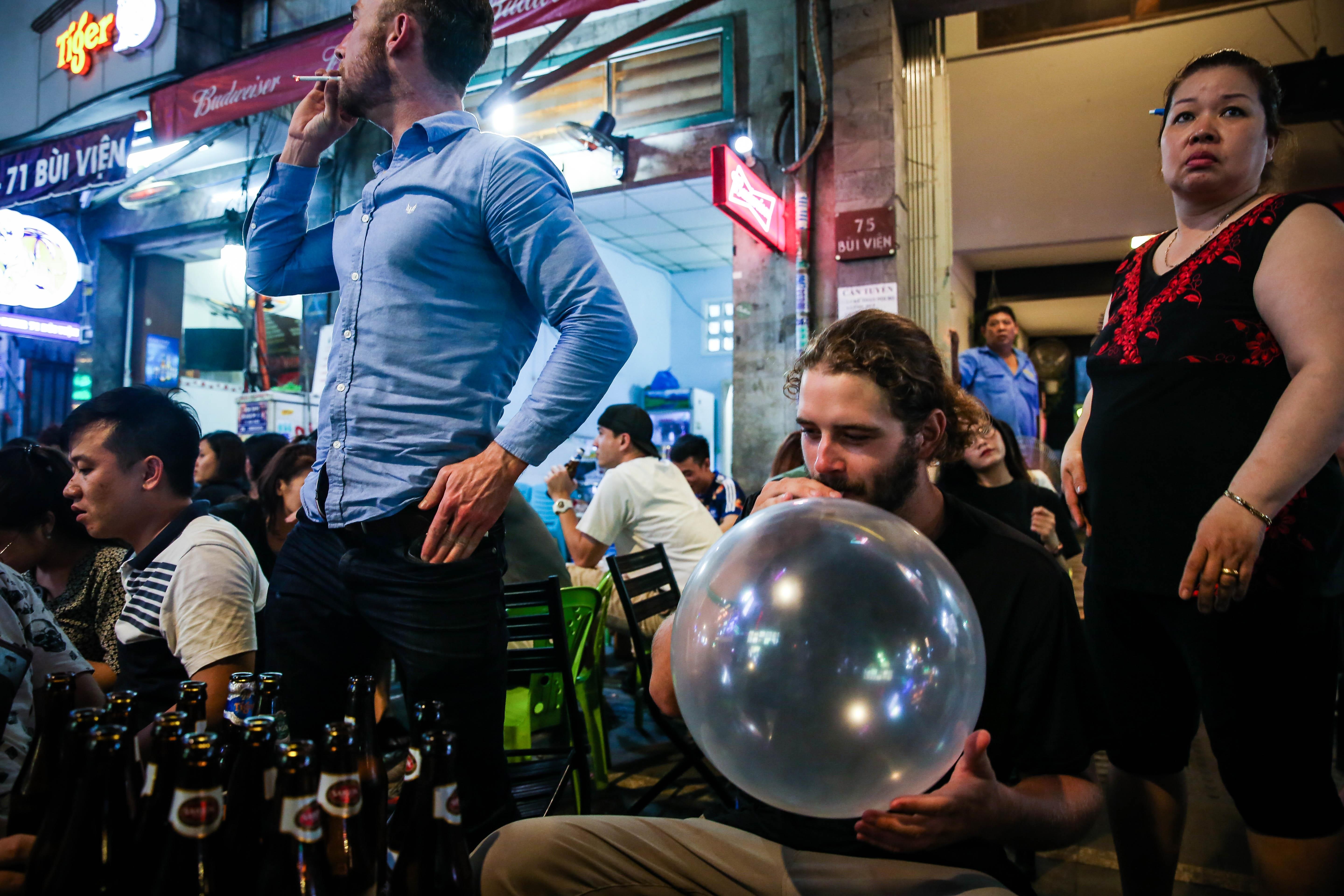 bong cuoi duoc hut cong khai,  nhan nhan o pho Tay Bui Vien anh 11