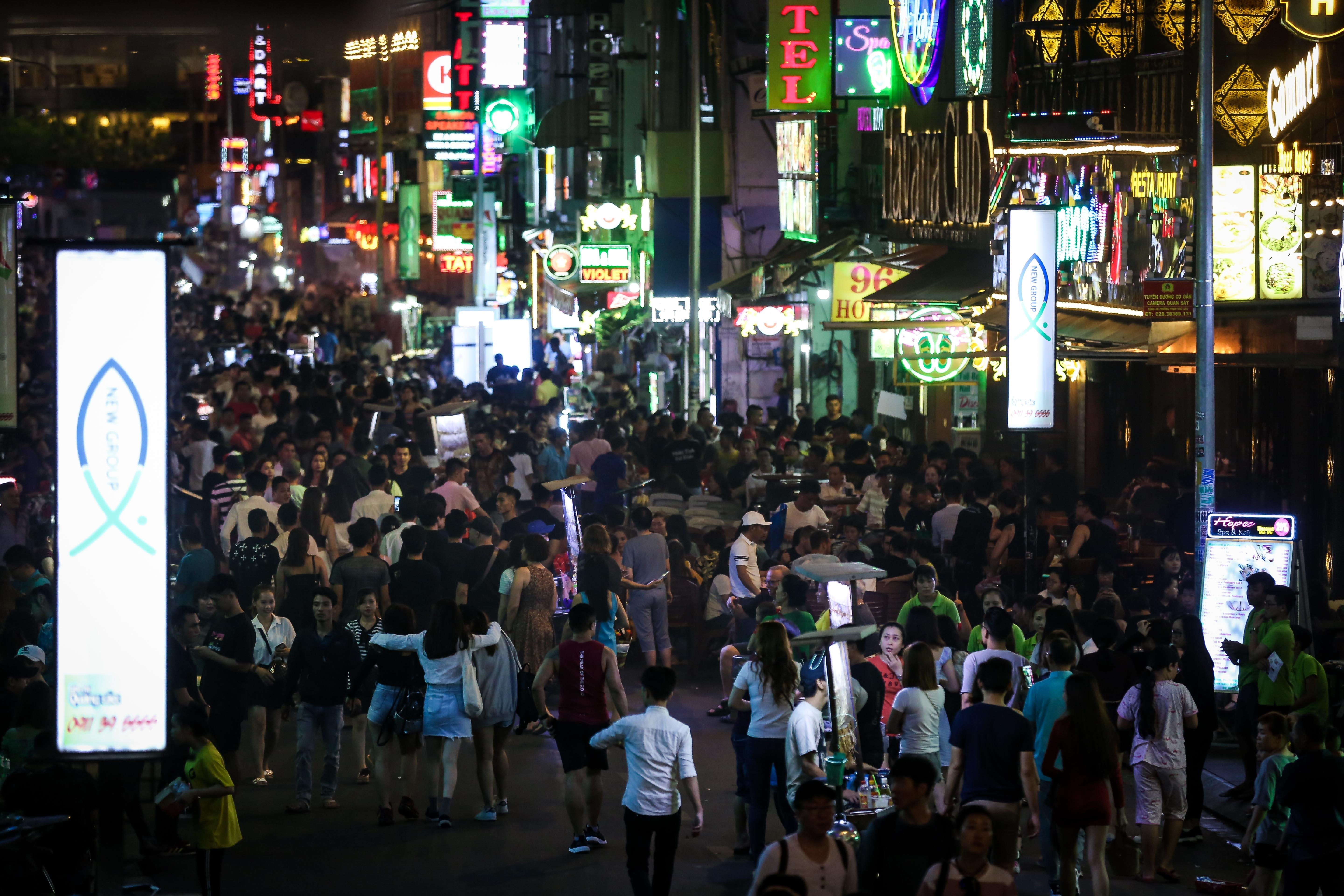 bong cuoi duoc hut cong khai,  nhan nhan o pho Tay Bui Vien anh 1
