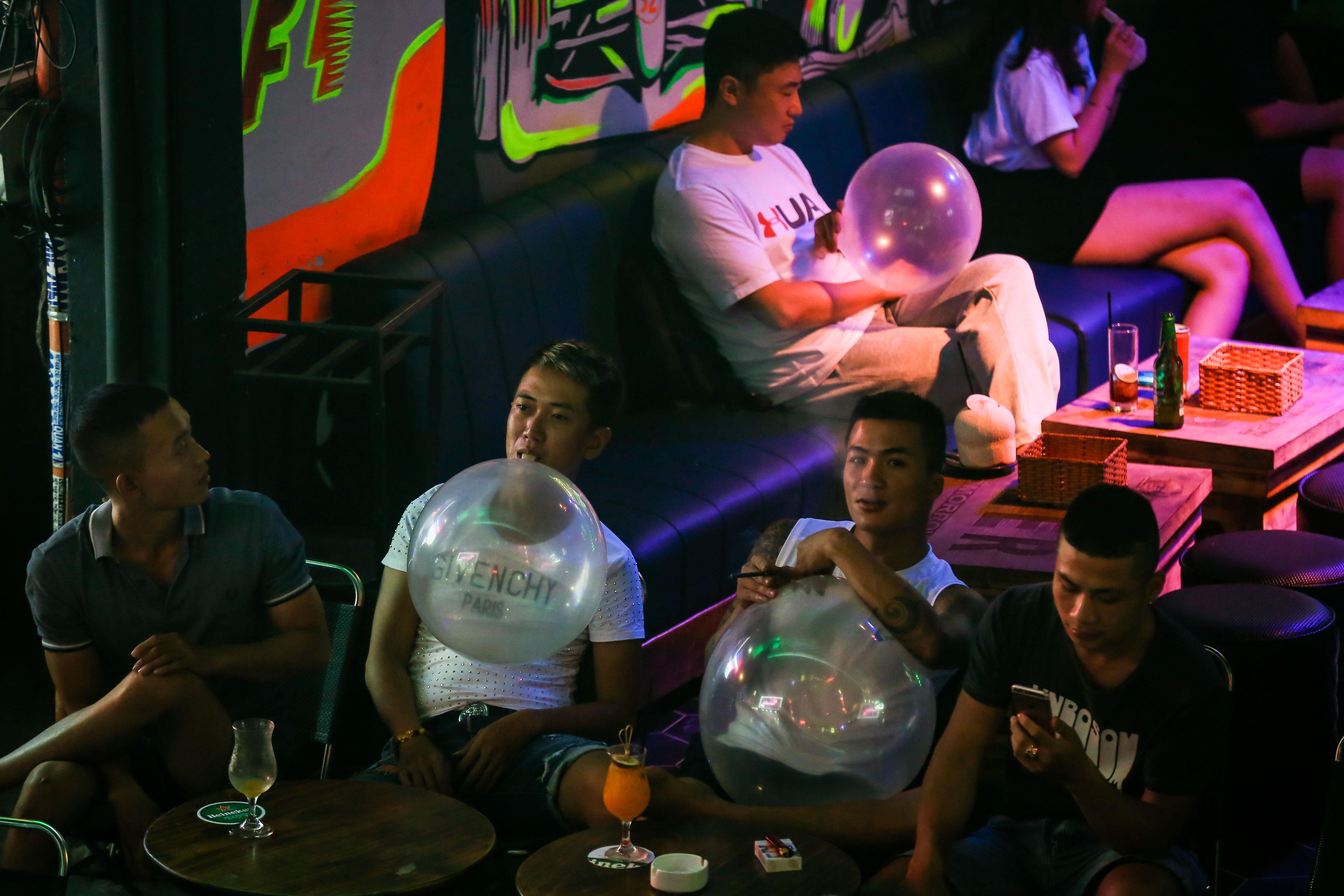 bong cuoi duoc hut cong khai,  nhan nhan o pho Tay Bui Vien anh 2