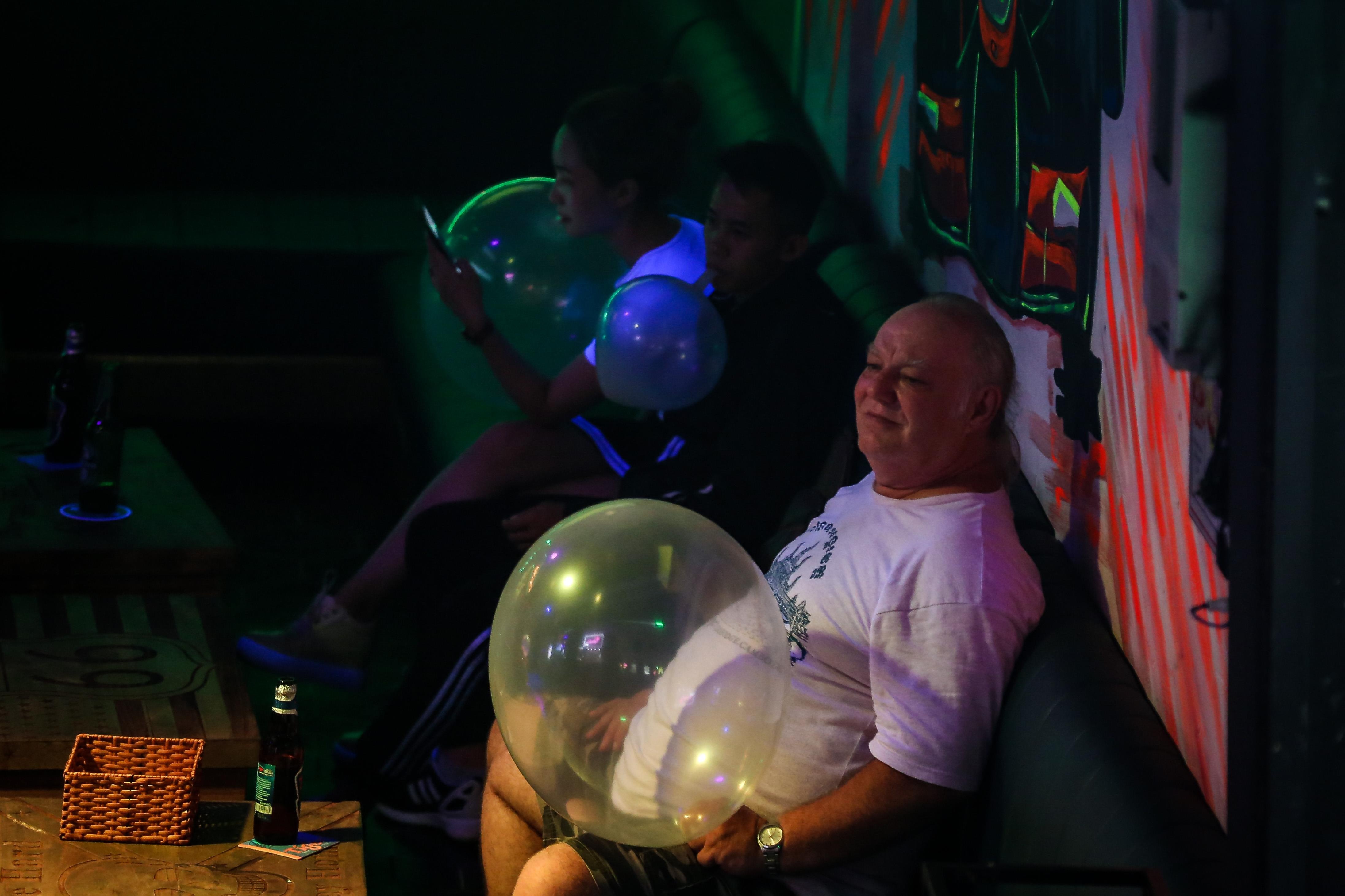 bong cuoi duoc hut cong khai,  nhan nhan o pho Tay Bui Vien anh 12