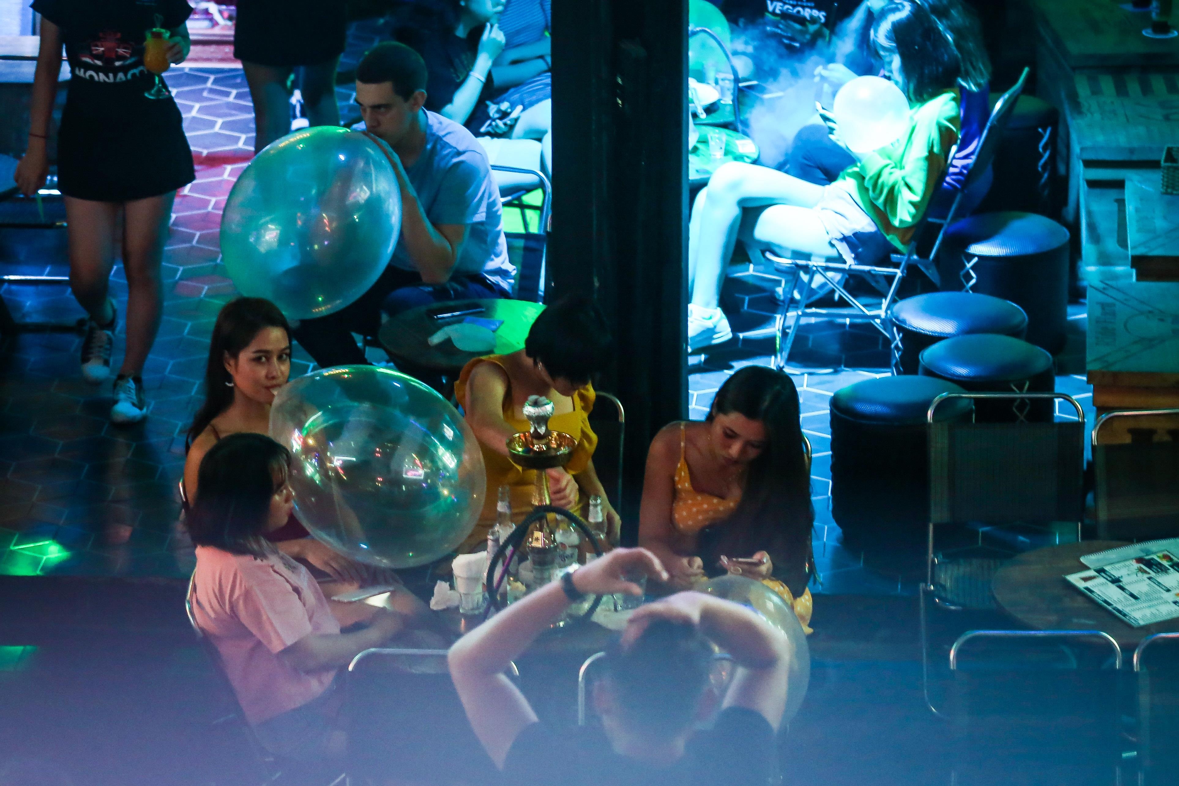 bong cuoi duoc hut cong khai,  nhan nhan o pho Tay Bui Vien anh 4