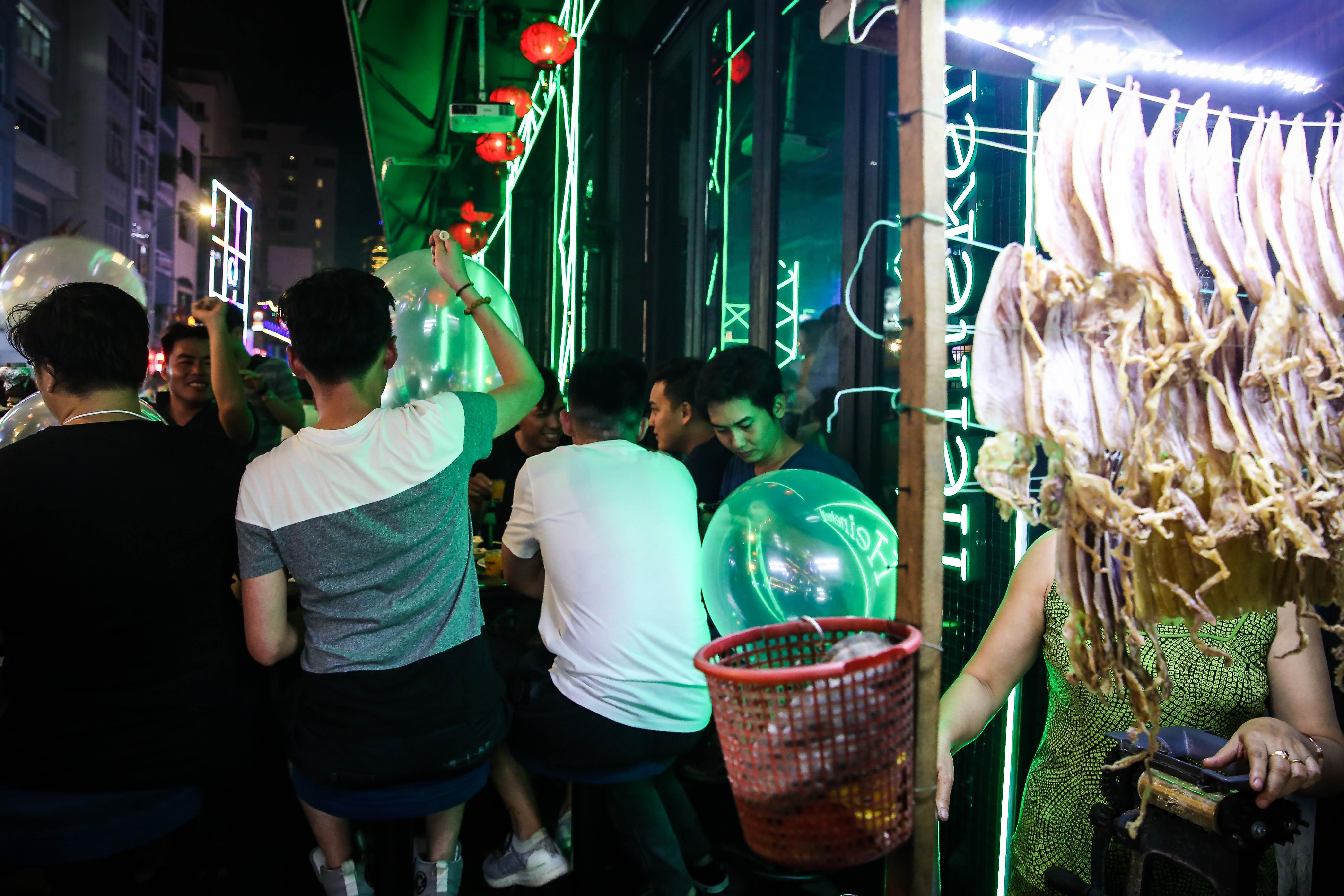 bong cuoi duoc hut cong khai,  nhan nhan o pho Tay Bui Vien anh 5