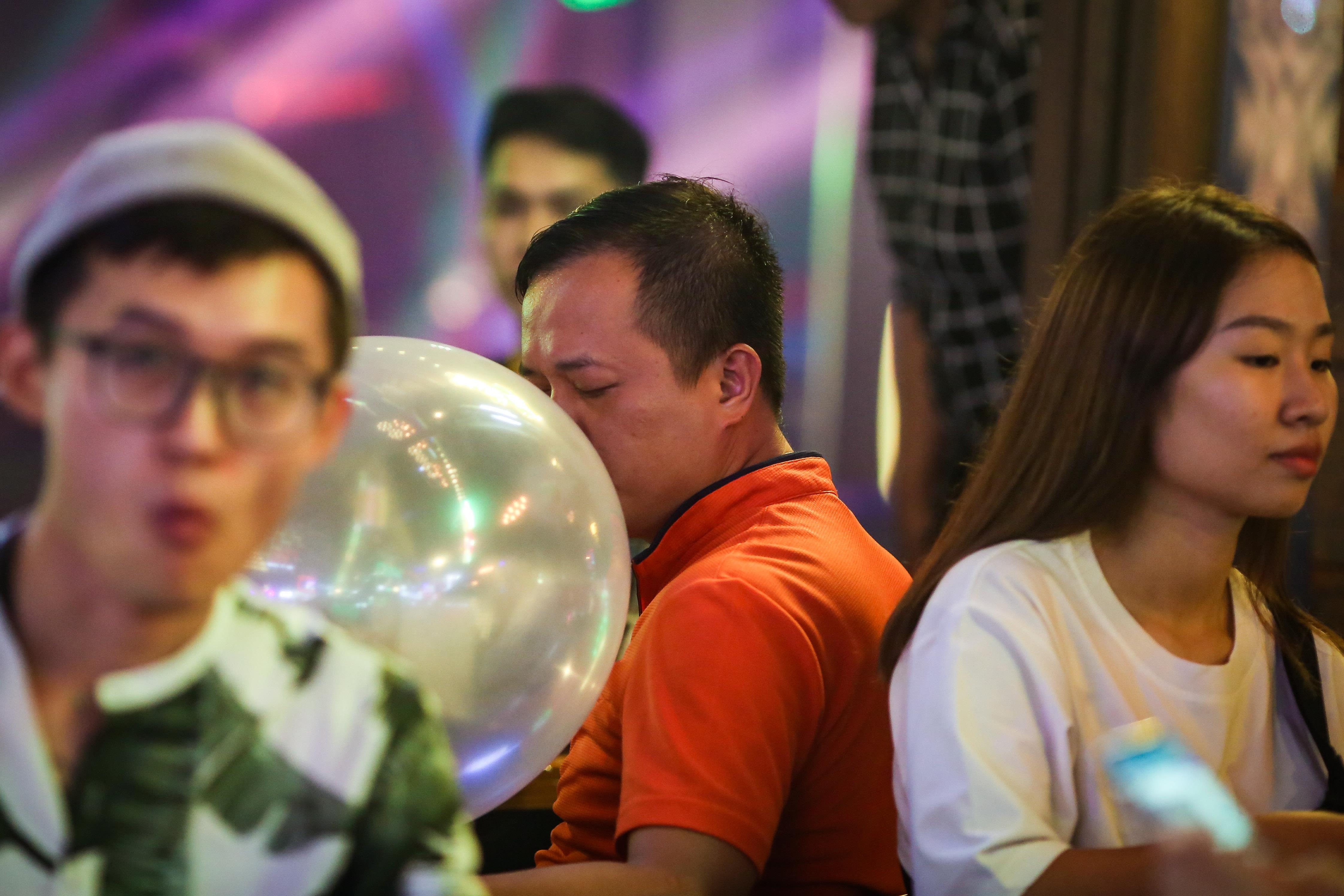 bong cuoi duoc hut cong khai,  nhan nhan o pho Tay Bui Vien anh 3